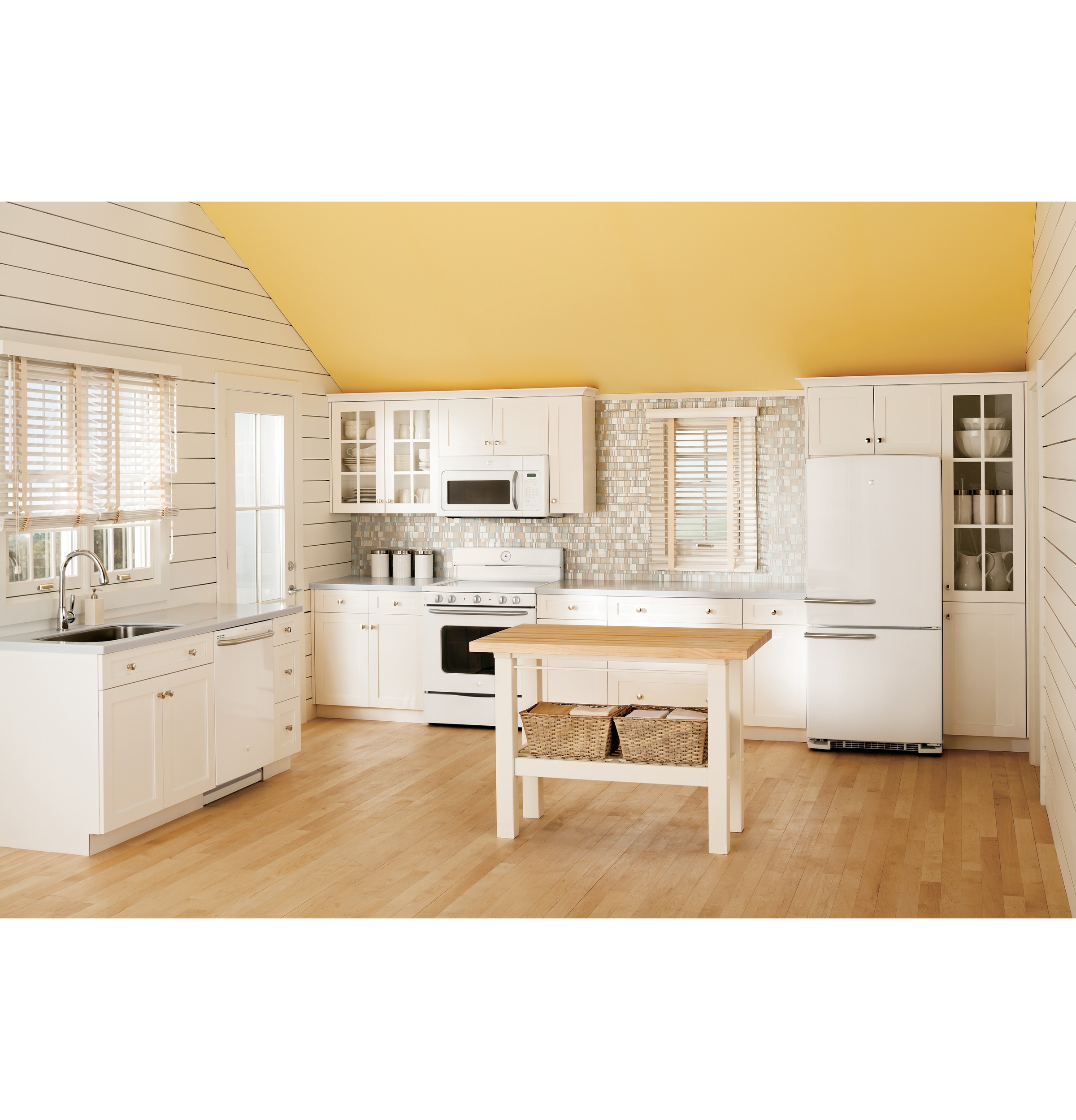 GE Artistry Series 1.6 Cu. Ft. Over-the-Range Microwave Oven AVM4160DFWS