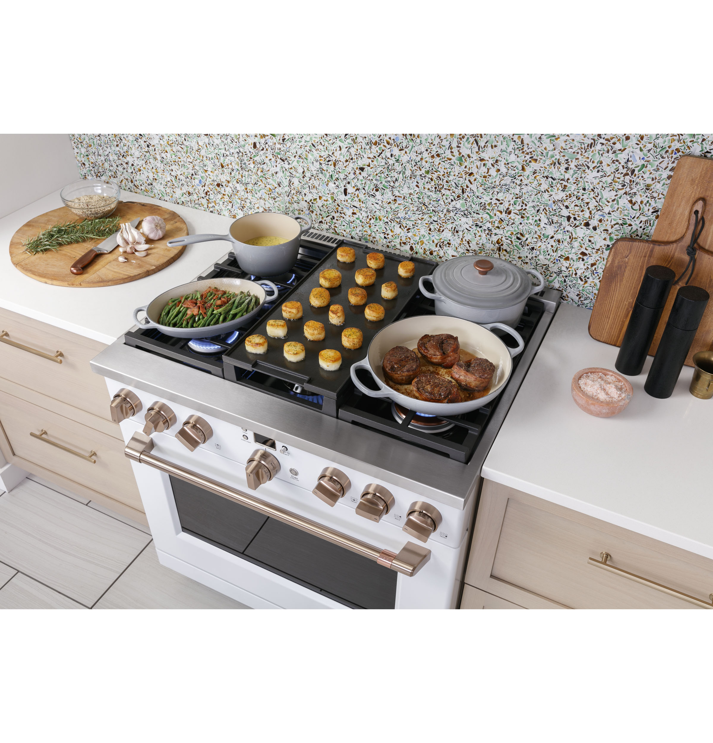 CAFÉ™ 36" Smart Dual-Fuel Commercial-Style Range with 6 Burners (Natural Gas) C2Y366P3TD1