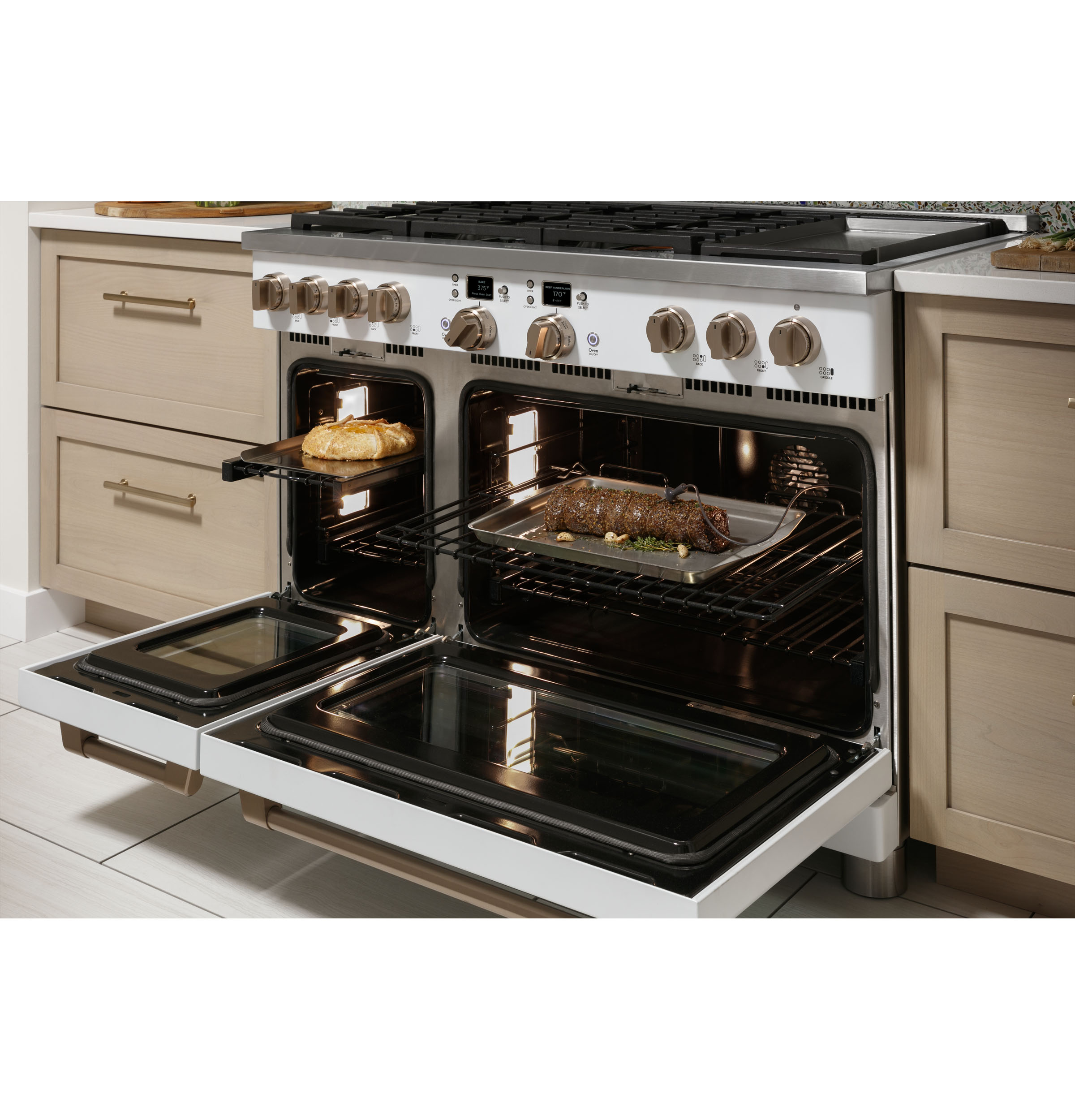 CAFÉ™ 48" Smart Dual-Fuel Commercial-Style Range with 6 Burners and Griddle (Natural Gas) C2Y486P3TD1