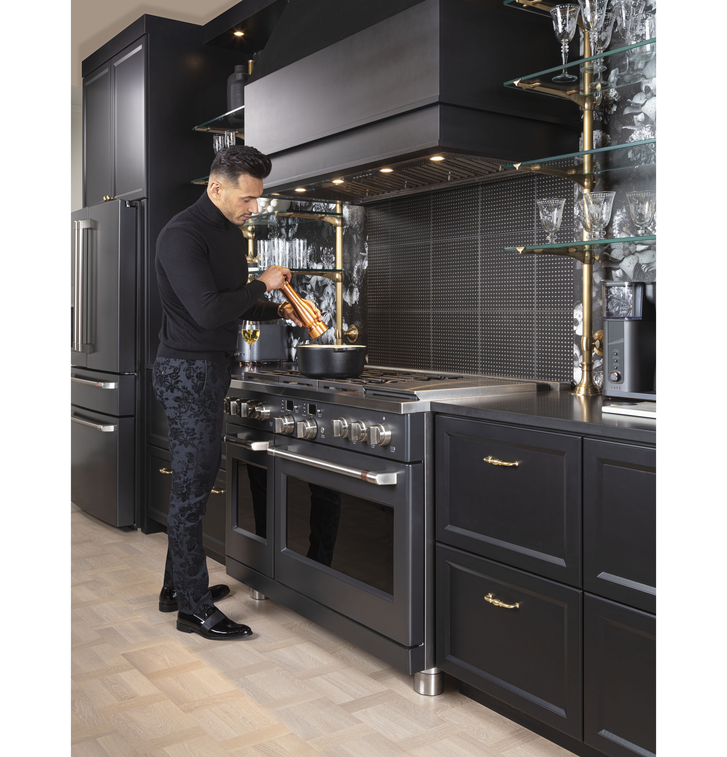 CAFÉ™ 48" Smart Dual-Fuel Commercial-Style Range with 6 Burners and Griddle (Natural Gas) C2Y486P3TD1