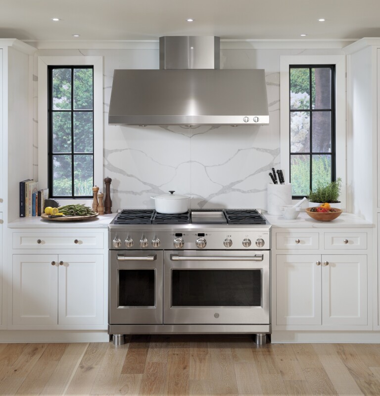 GE Series 48" Dual-Fuel Professional Range with 6 Burners and Griddle (Natural Gas) C2Y486SDLSS