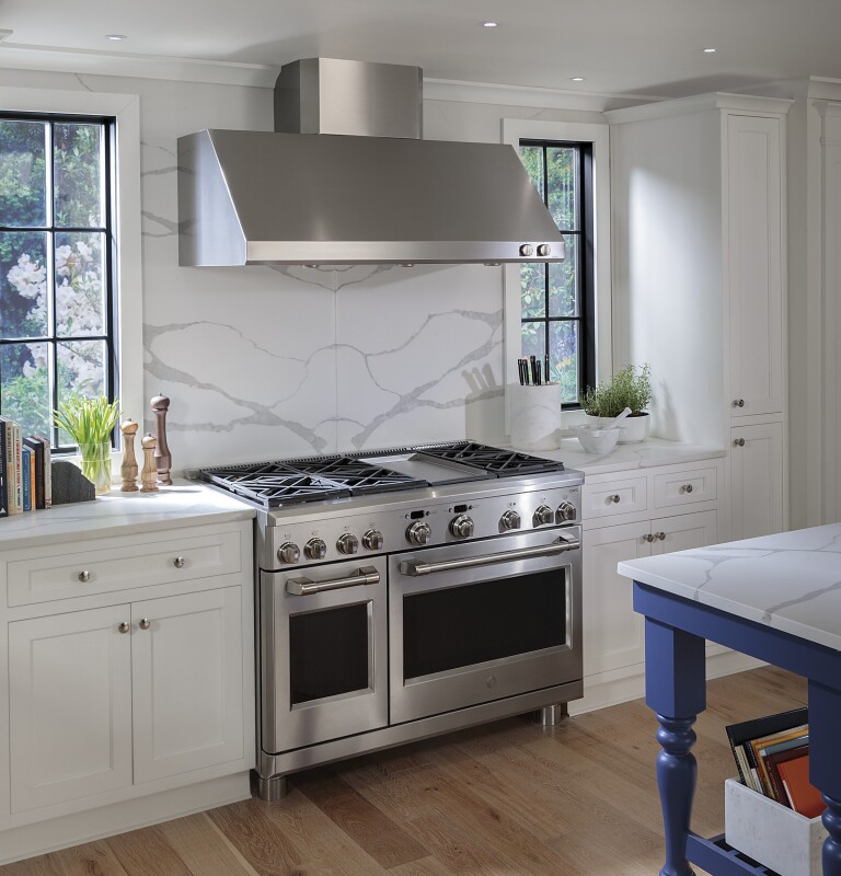 GE Series 48" Dual-Fuel Professional Range with 6 Burners and Griddle (Natural Gas) C2Y486SDLSS
