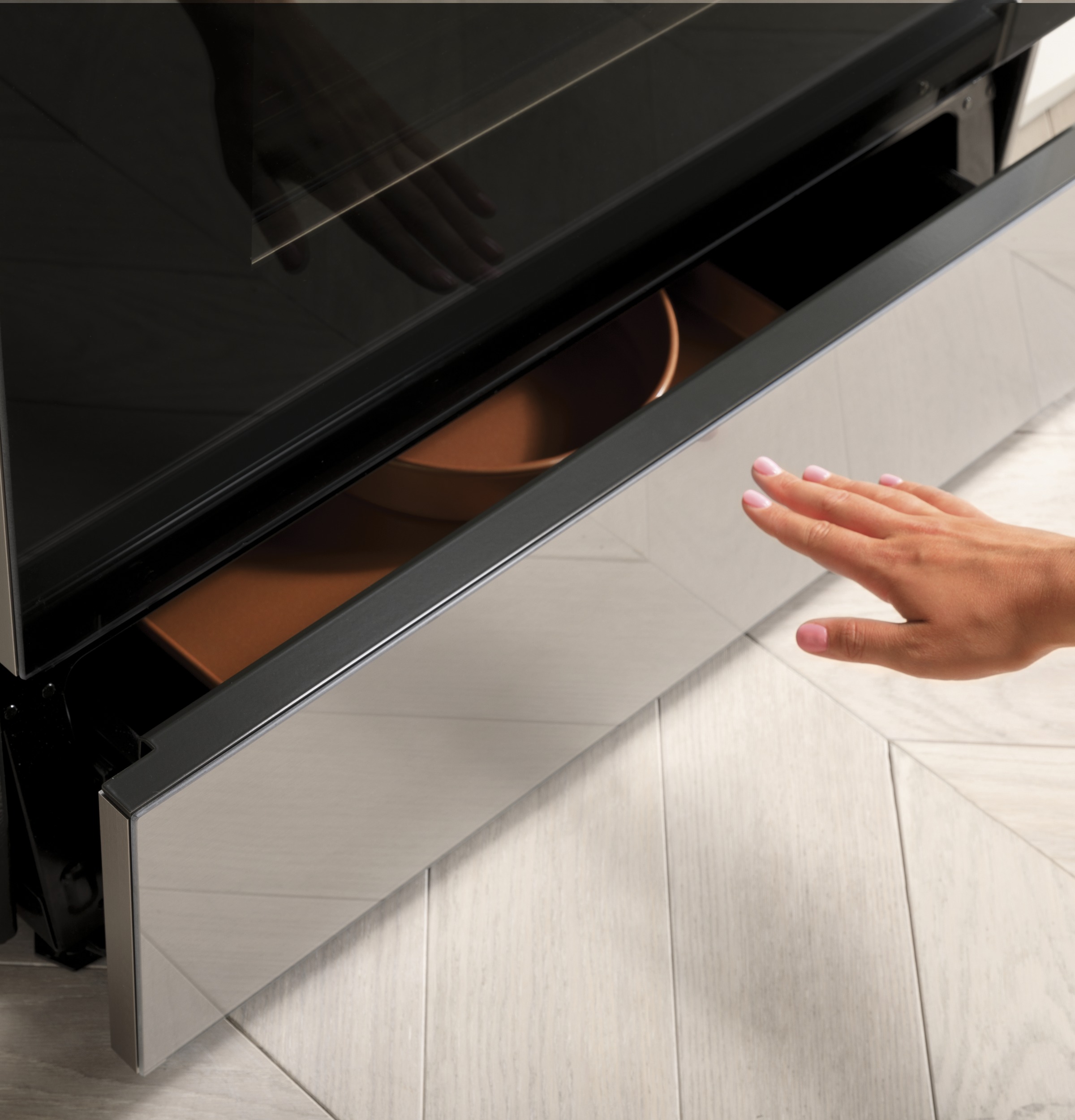 CAFÉ™ 30" Smart Slide-In, Front-Control, Gas Range with Convection Oven in Platinum Glass CGS700M2NS5