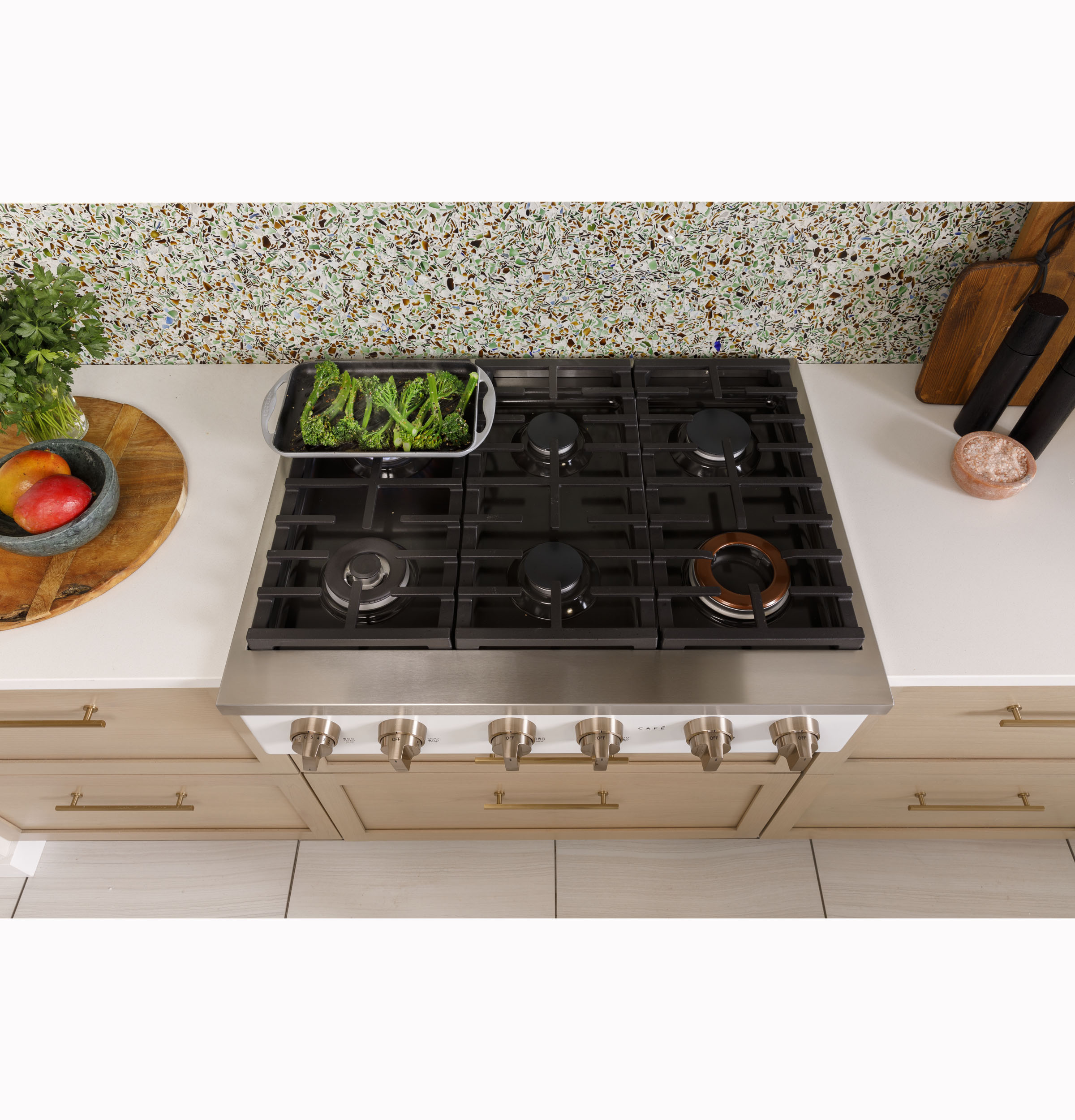 CAFÉ™ 36" Commercial-Style Gas Rangetop with 6 Burners (Natural Gas) CGU366P2TS1