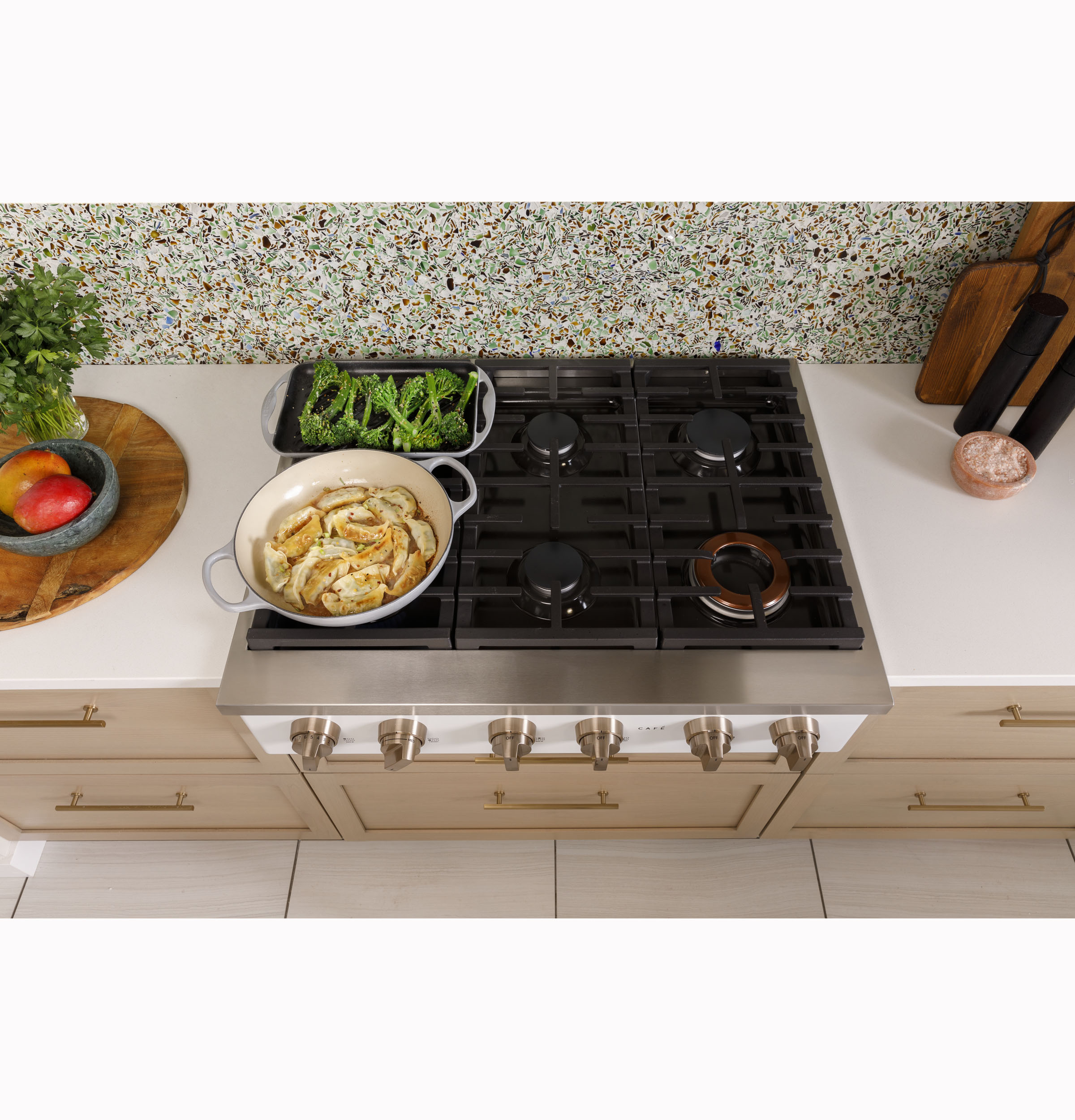 CAFÉ™ 36" Commercial-Style Gas Rangetop with 6 Burners (Natural Gas) CGU366P3TD1