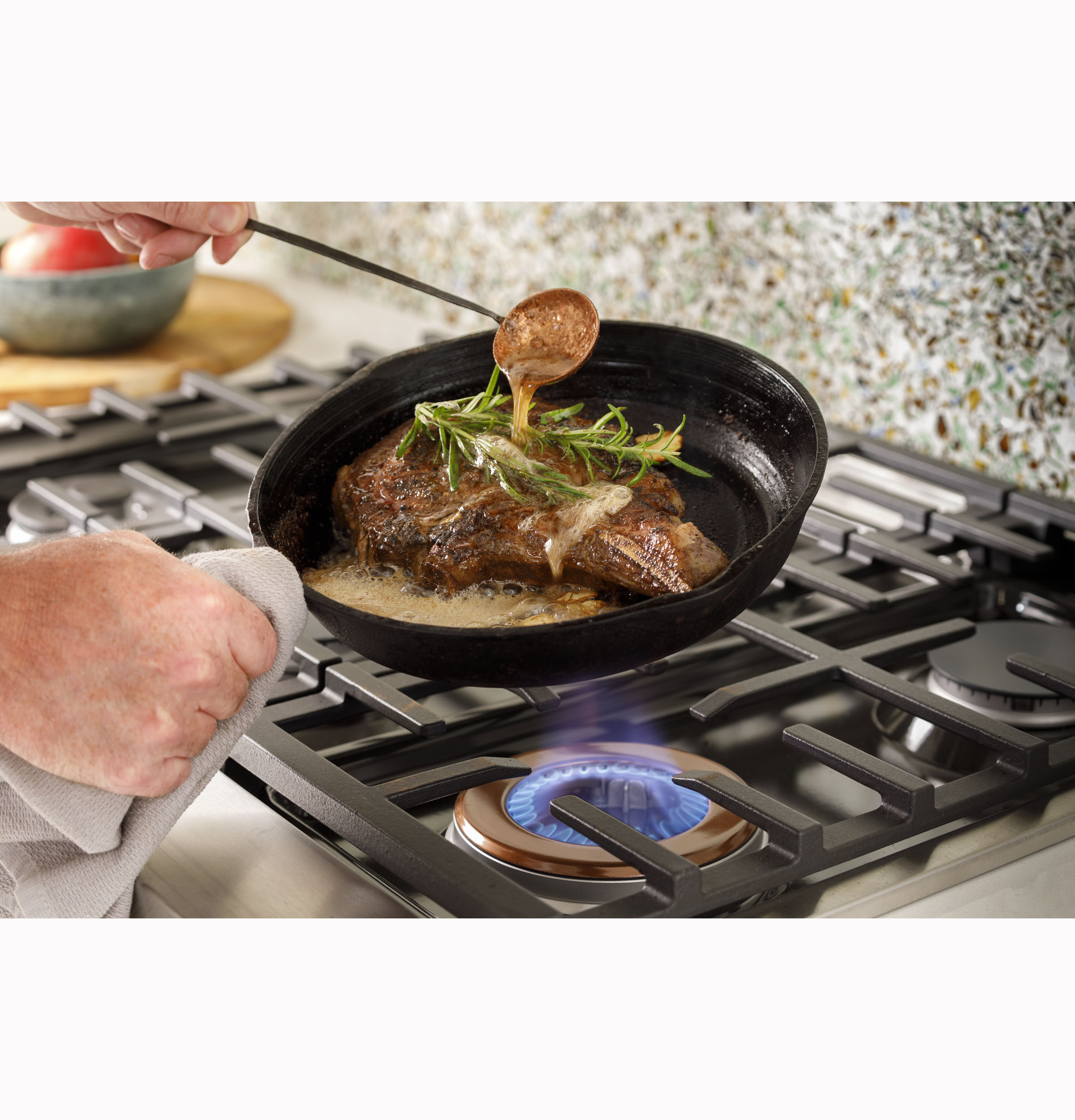 CAFÉ™ 36" Commercial-Style Gas Rangetop with 6 Burners (Natural Gas) CGU366P3TD1