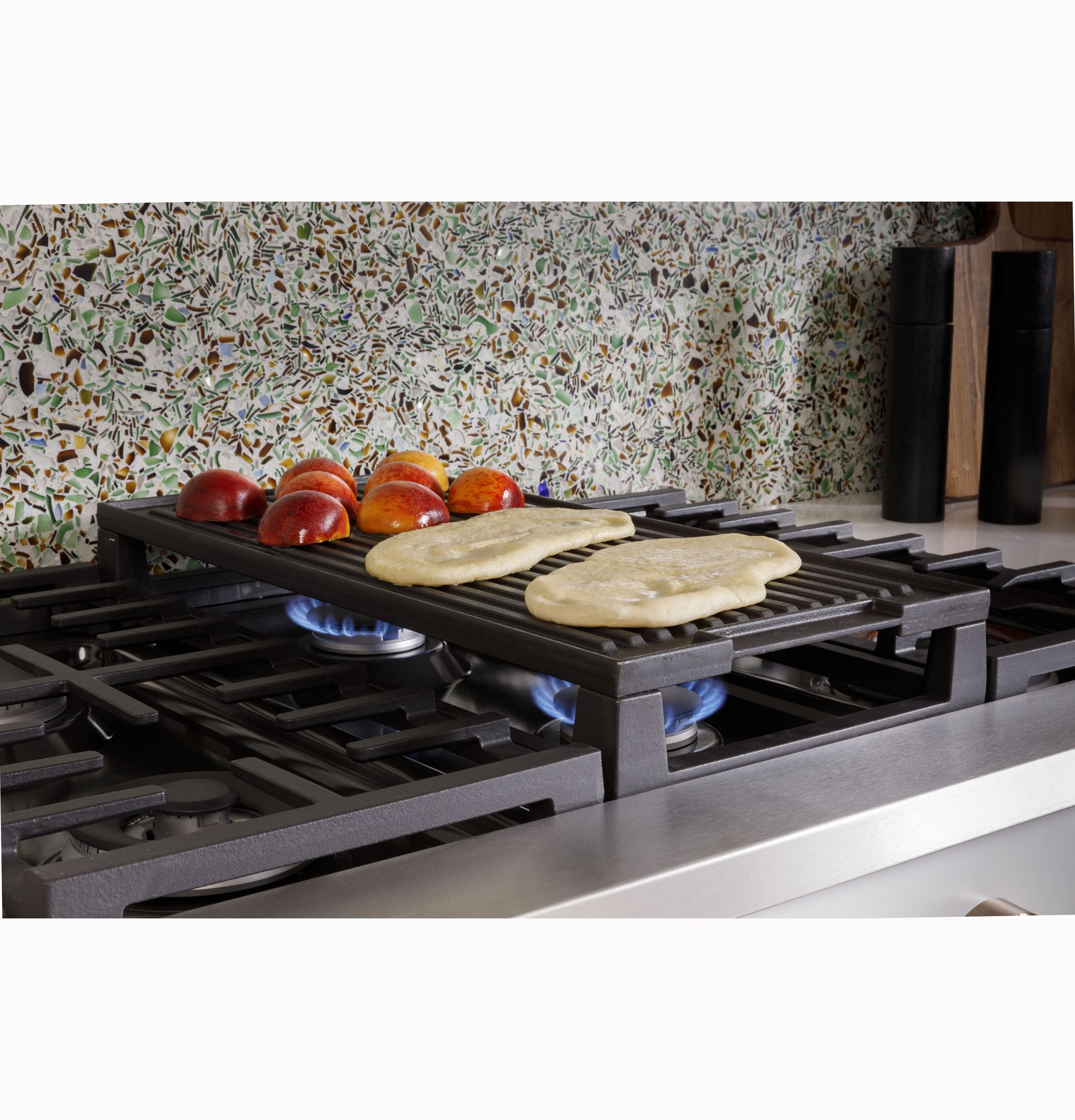 CAFÉ™ 36" Commercial-Style Gas Rangetop with 6 Burners (Natural Gas) CGU366P3TD1