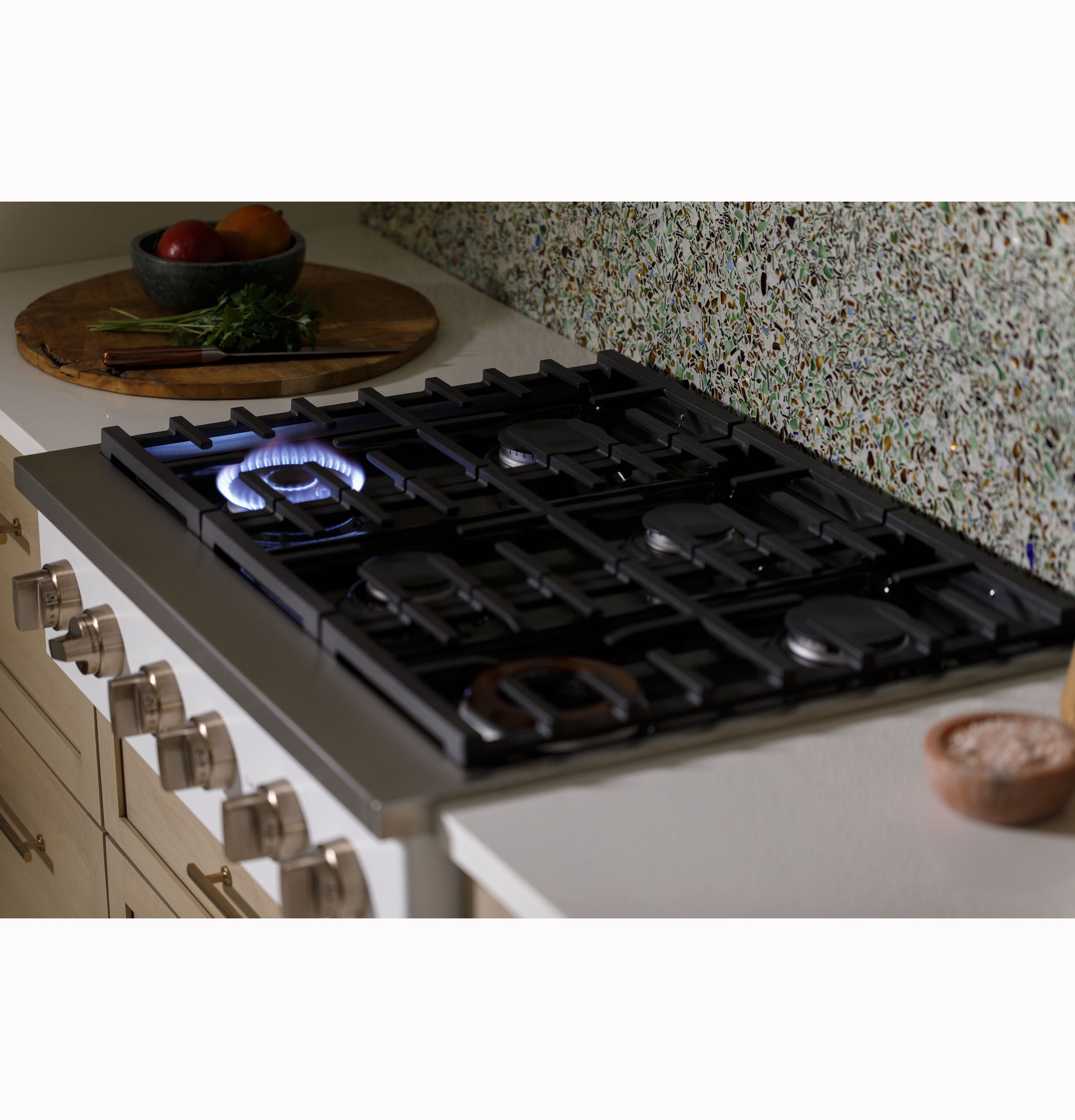 CAFÉ™ 36" Commercial-Style Gas Rangetop with 6 Burners (Natural Gas) CGU366P4TW2
