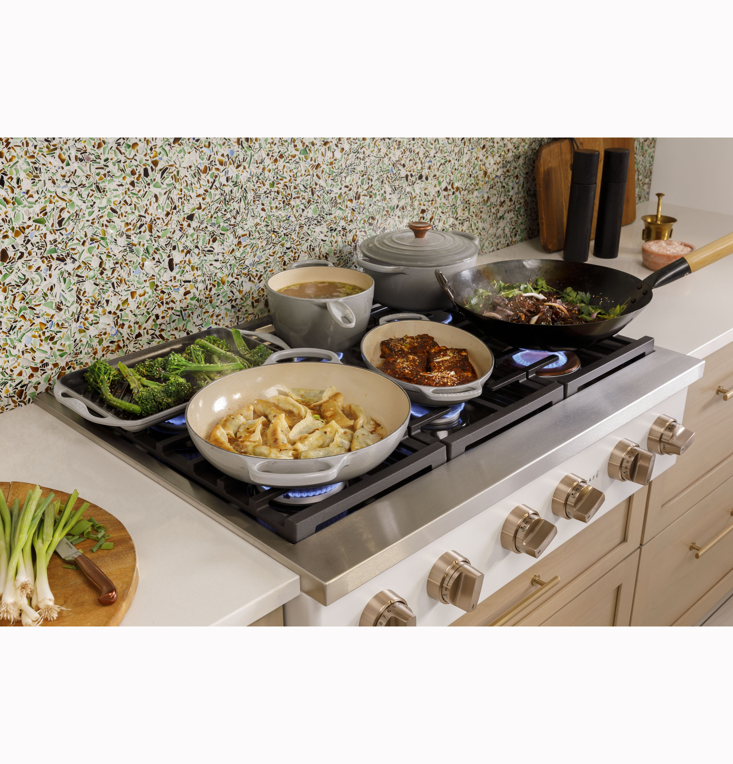 CAFÉ™ 36" Commercial-Style Gas Rangetop with 6 Burners (Natural Gas) CGU366P4TW2