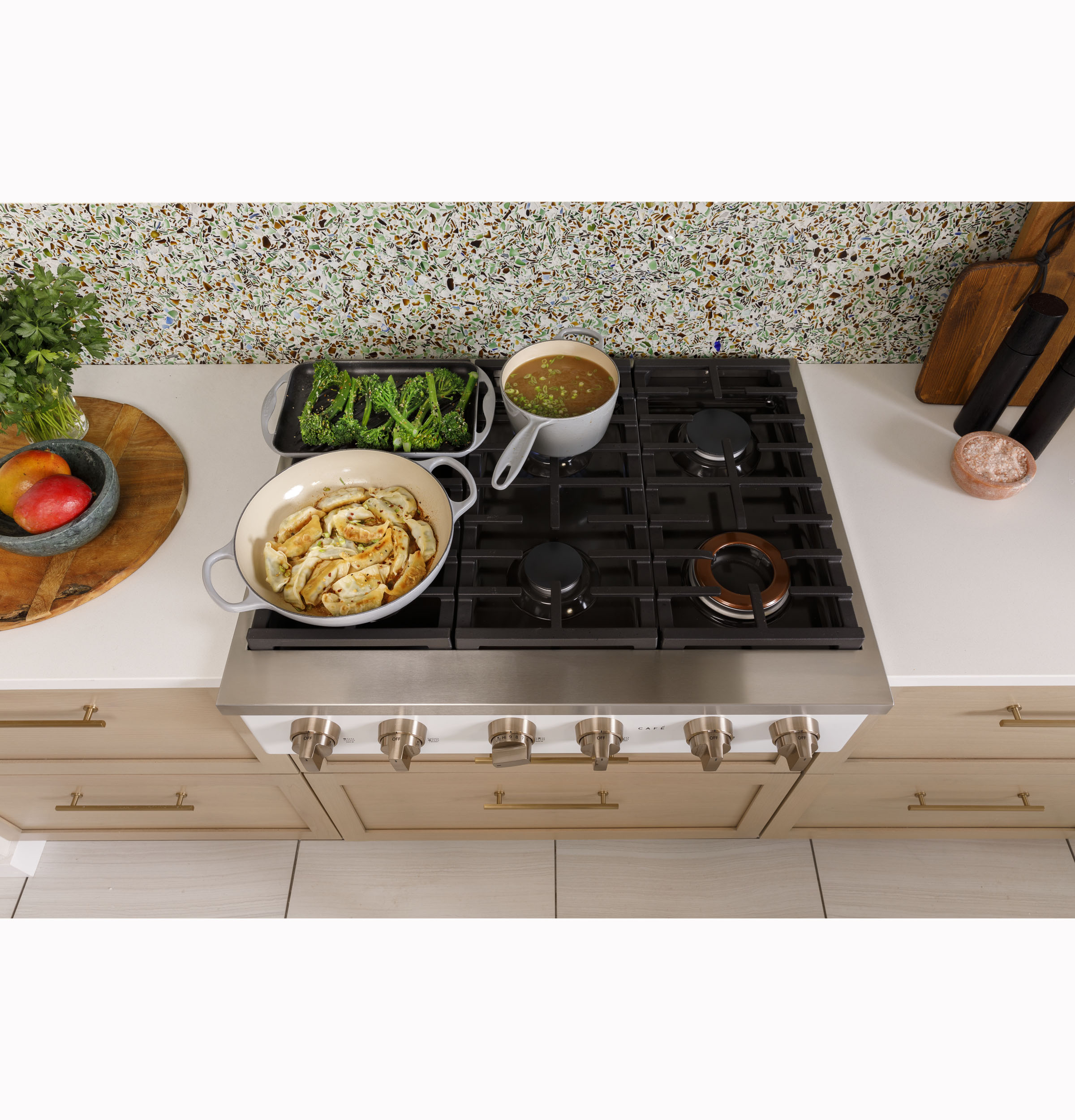CAFÉ™ 36" Commercial-Style Gas Rangetop with 6 Burners (Natural Gas) CGU366P4TW2