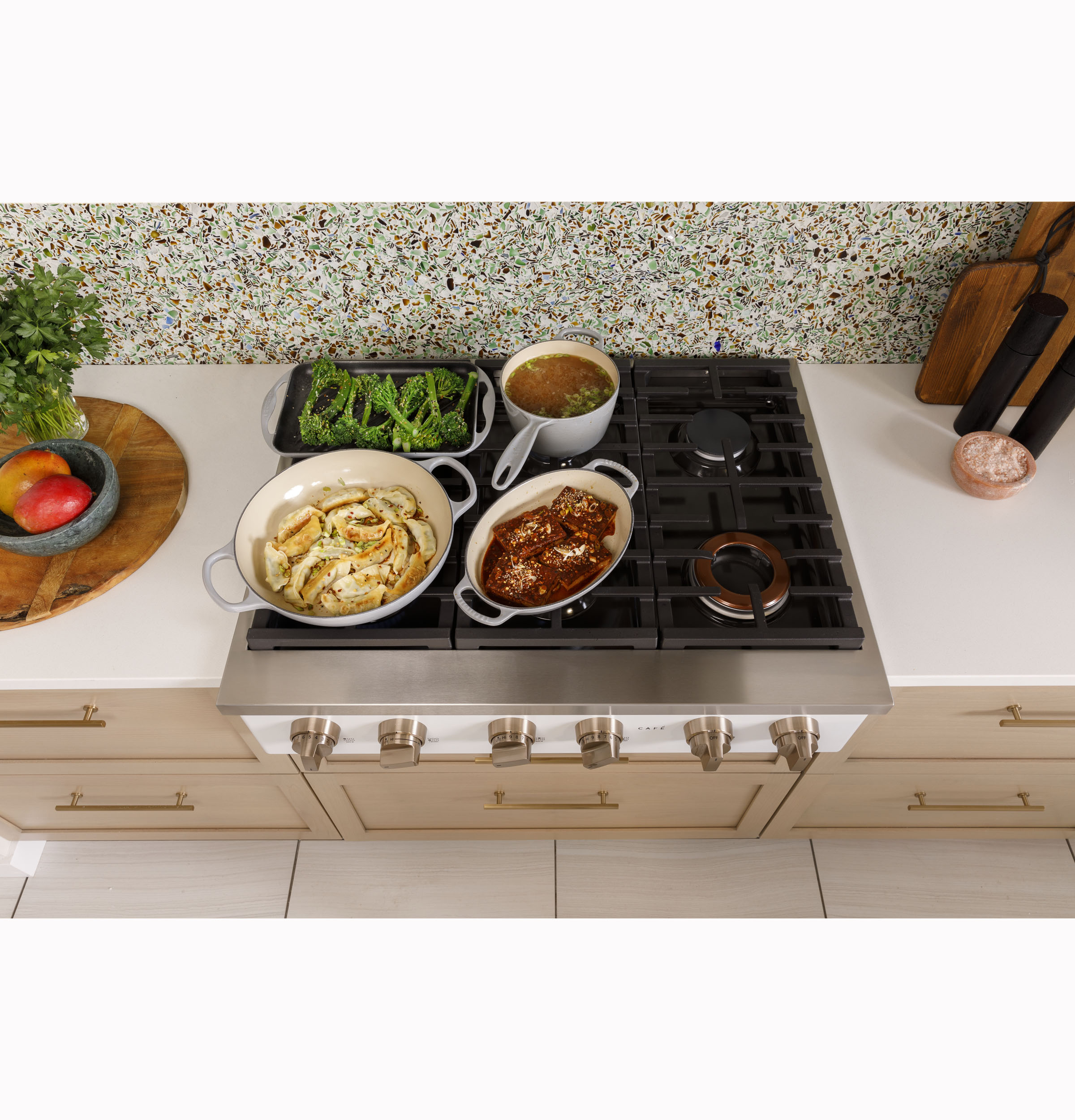 CAFÉ™ 36" Commercial-Style Gas Rangetop with 6 Burners (Natural Gas) CGU366P4TW2