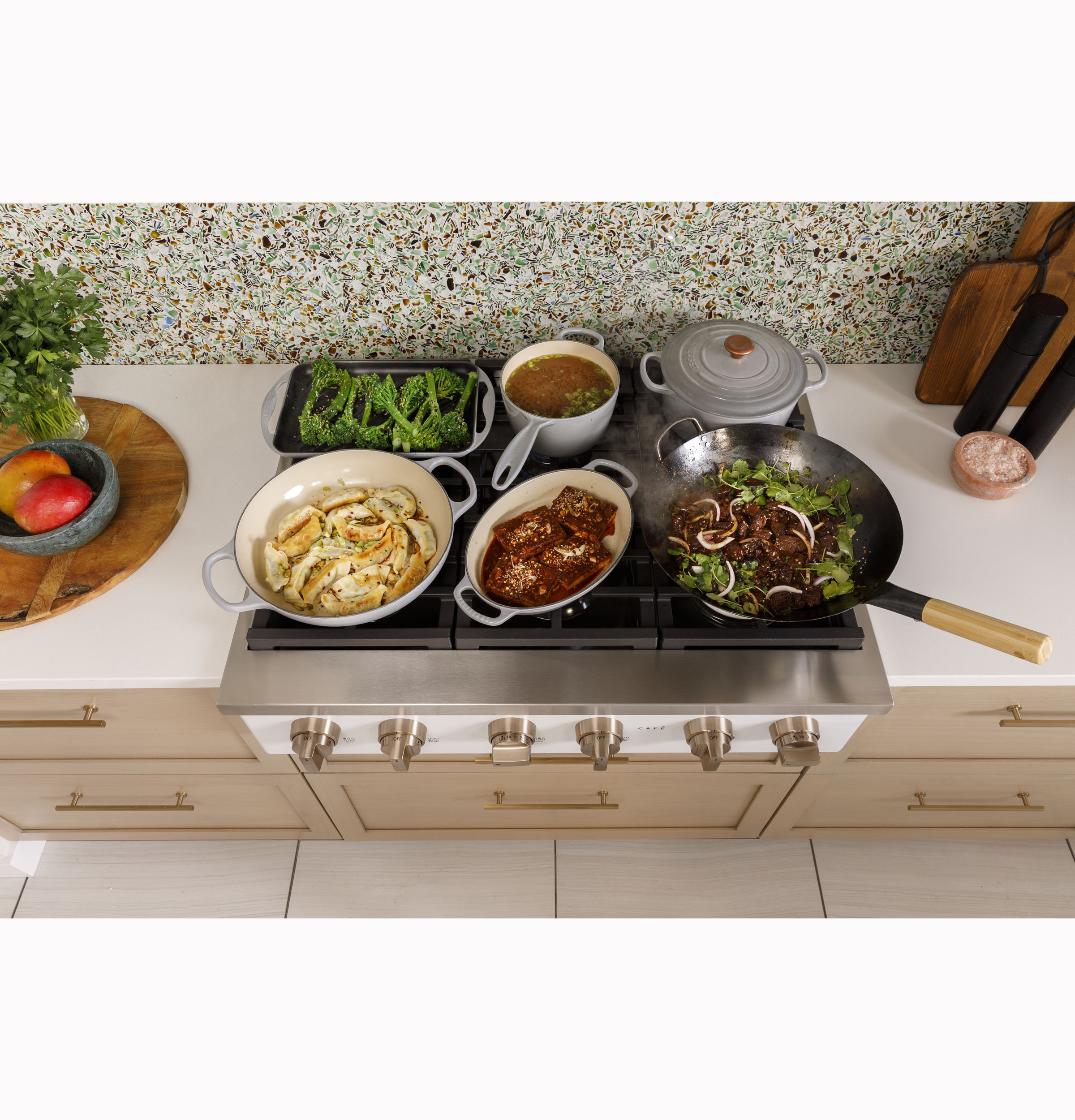 CAFÉ™ 36" Commercial-Style Gas Rangetop with 6 Burners (Natural Gas) CGU366P4TW2