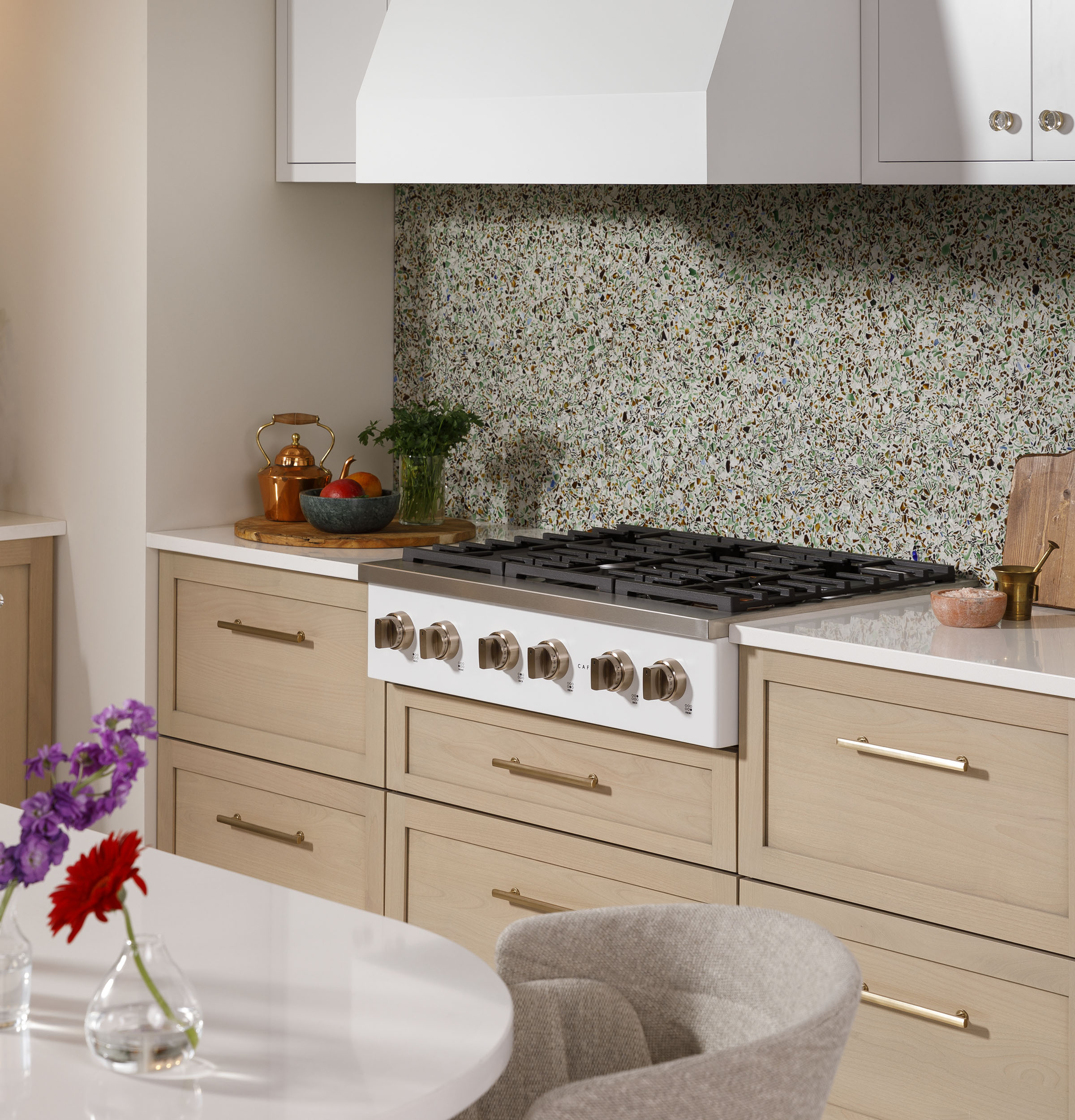 CAFÉ™ 36" Commercial-Style Gas Rangetop with 6 Burners (Natural Gas) CGU366P4TW2