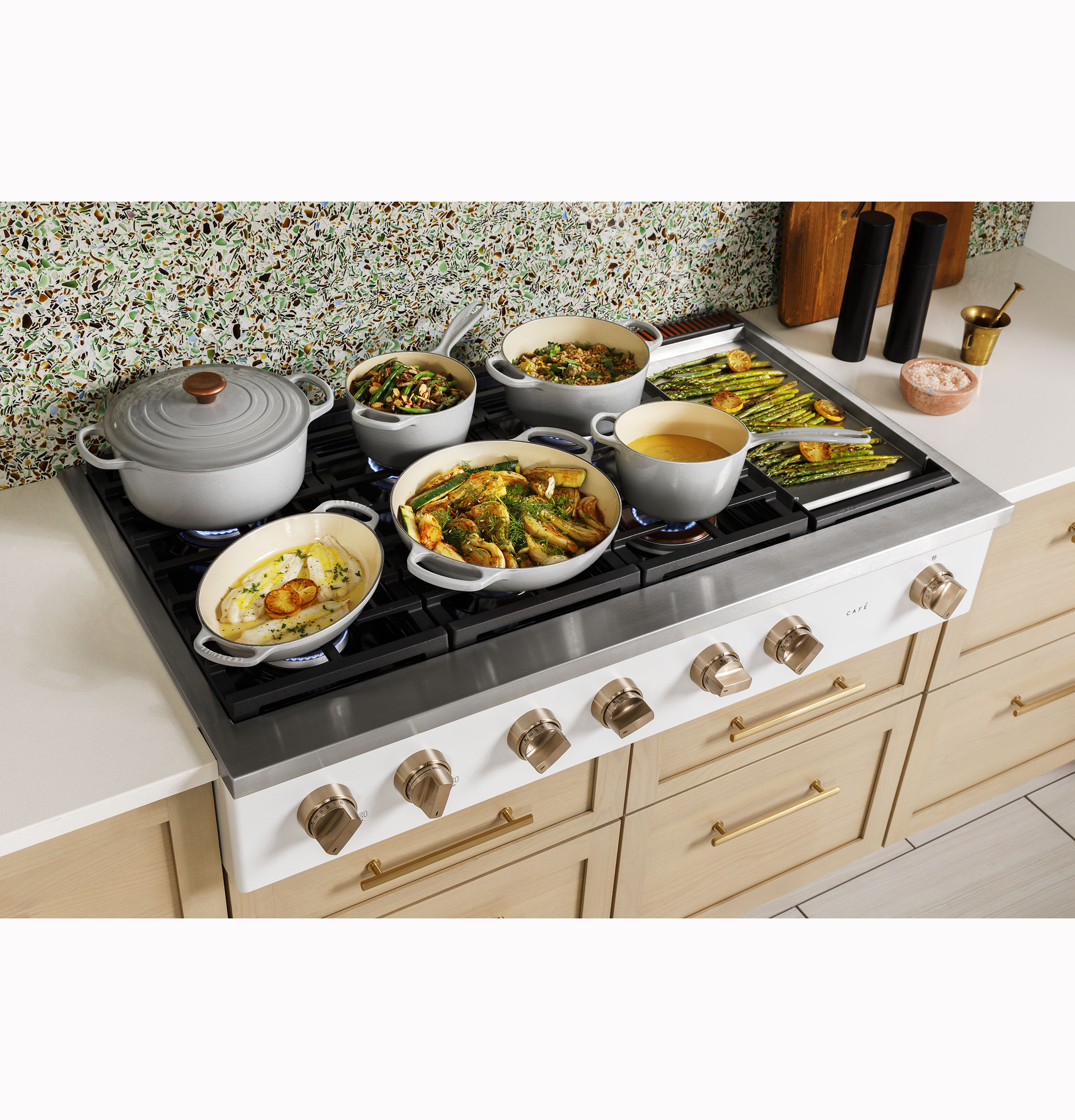 CAFÉ™ 48" Commercial-Style Gas Rangetop with 6 Burners and Integrated Griddle (Natural Gas) CGU486P2TS1