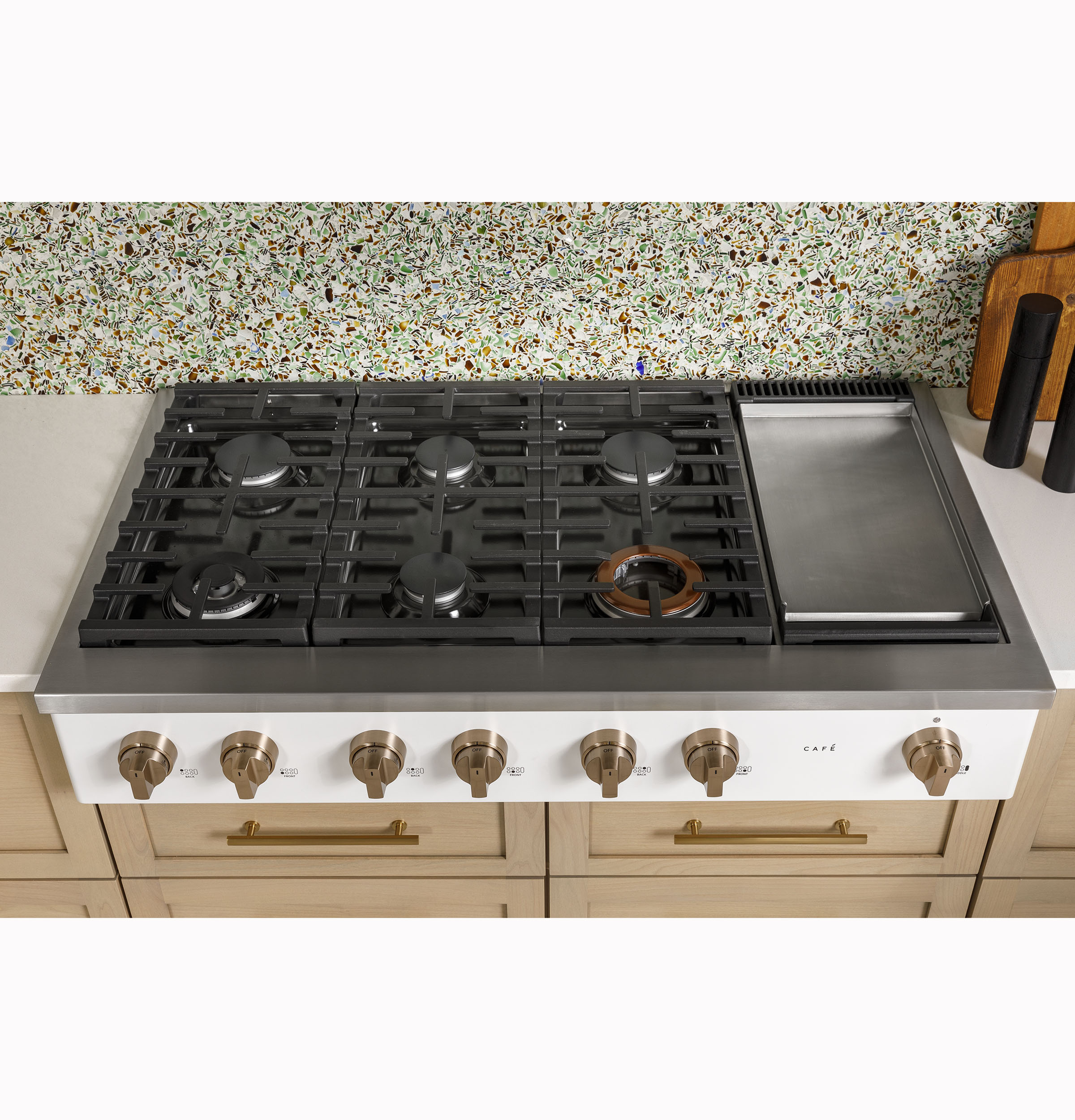 CAFÉ™ 48" Commercial-Style Gas Rangetop with 6 Burners and Integrated Griddle (Natural Gas) CGU486P2TS1