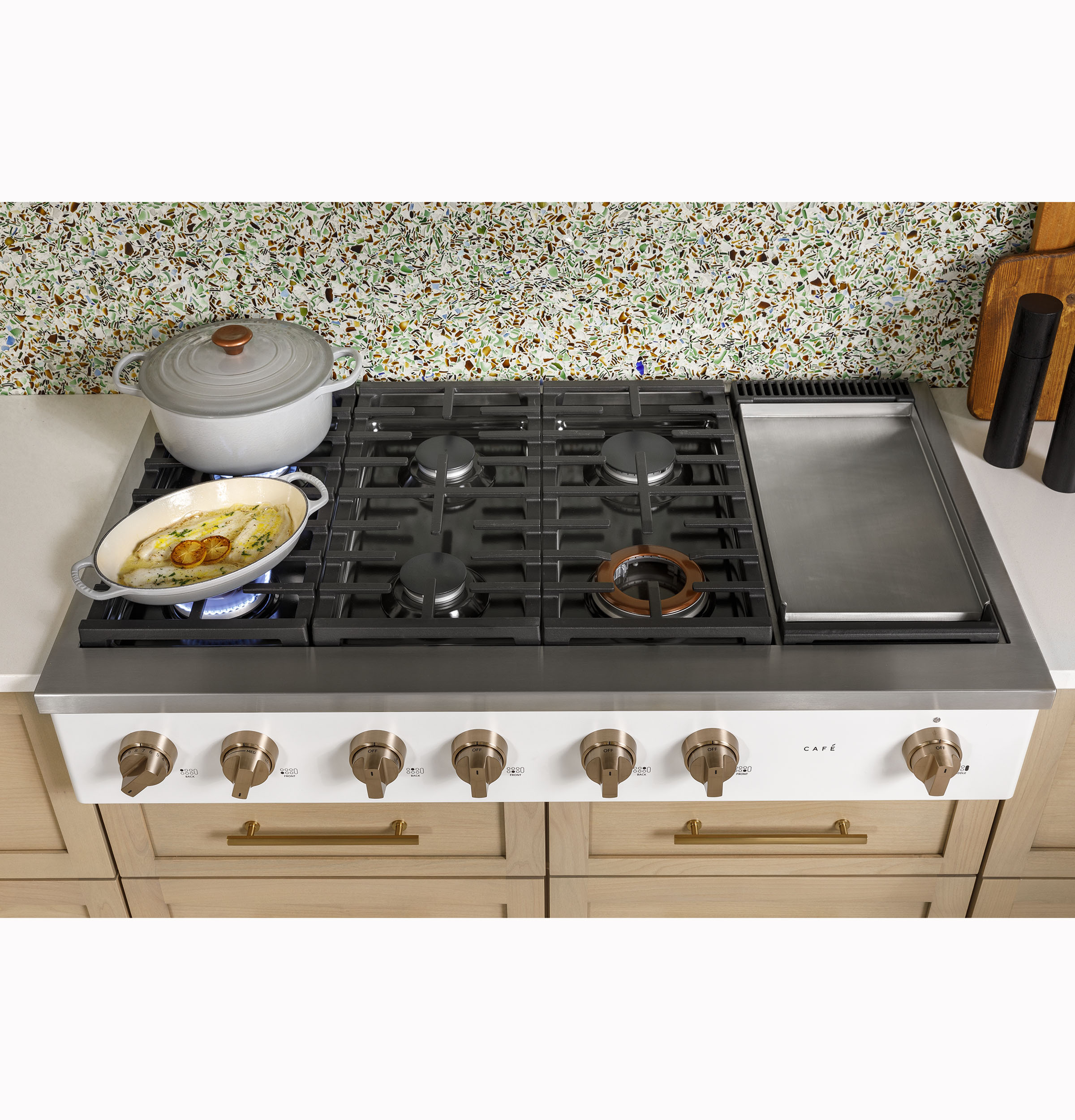 CAFÉ™ 48" Commercial-Style Gas Rangetop with 6 Burners and Integrated Griddle (Natural Gas) CGU486P2TS1