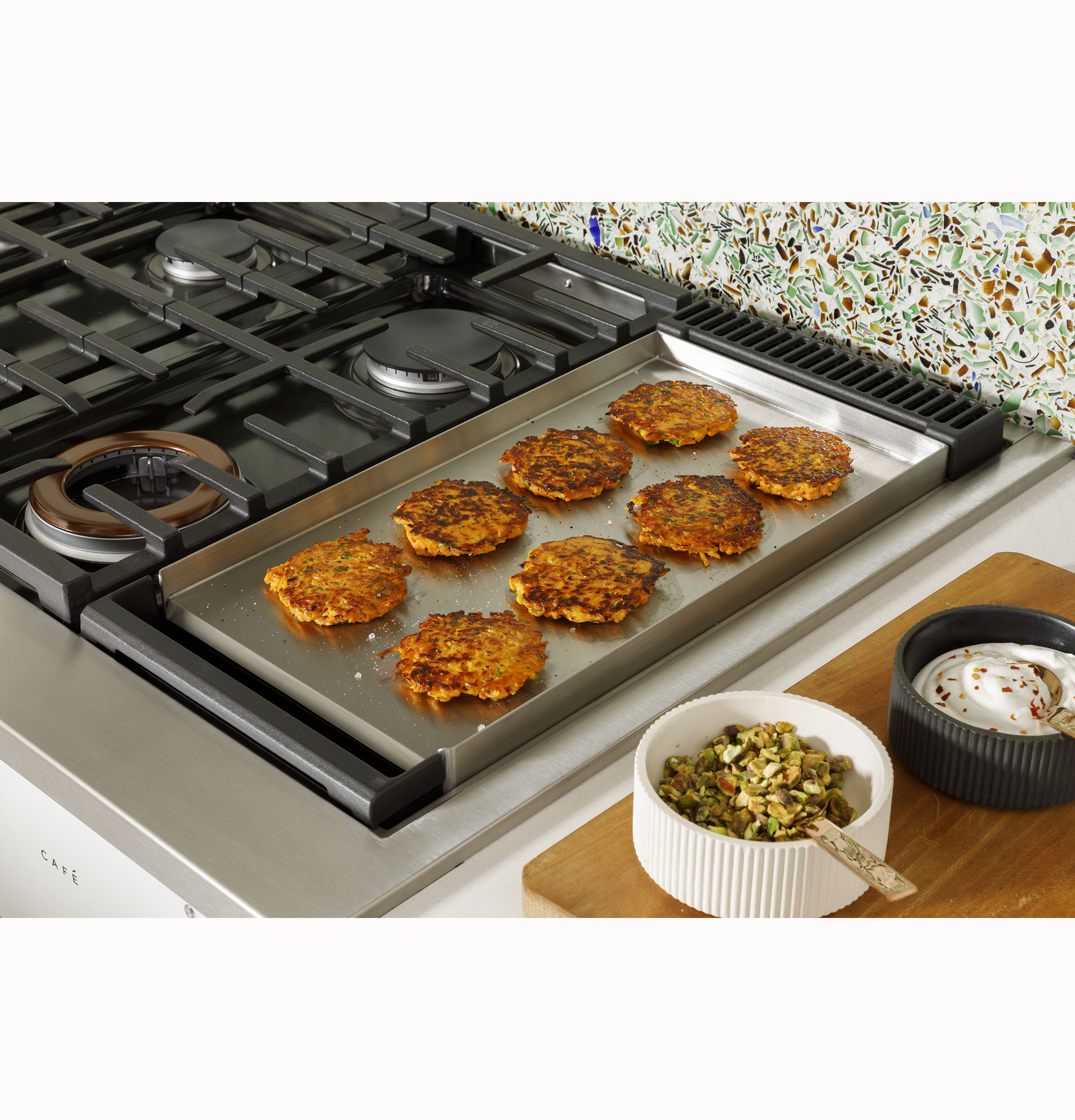 CAFÉ™ 48" Commercial-Style Gas Rangetop with 6 Burners and Integrated Griddle (Natural Gas) CGU486P2TS1