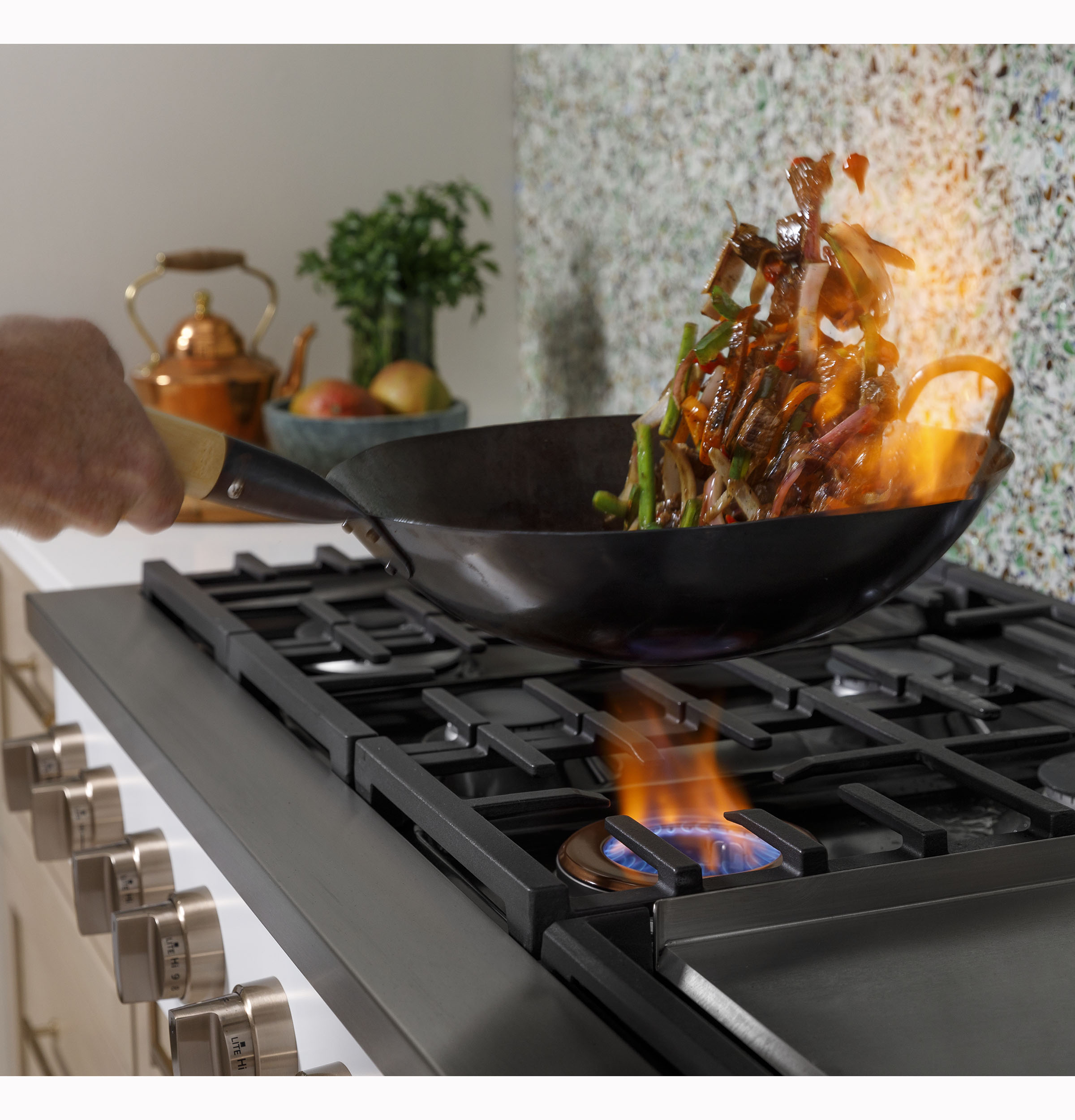 CAFÉ™ 48" Commercial-Style Gas Rangetop with 6 Burners and Integrated Griddle (Natural Gas) CGU486P2TS1