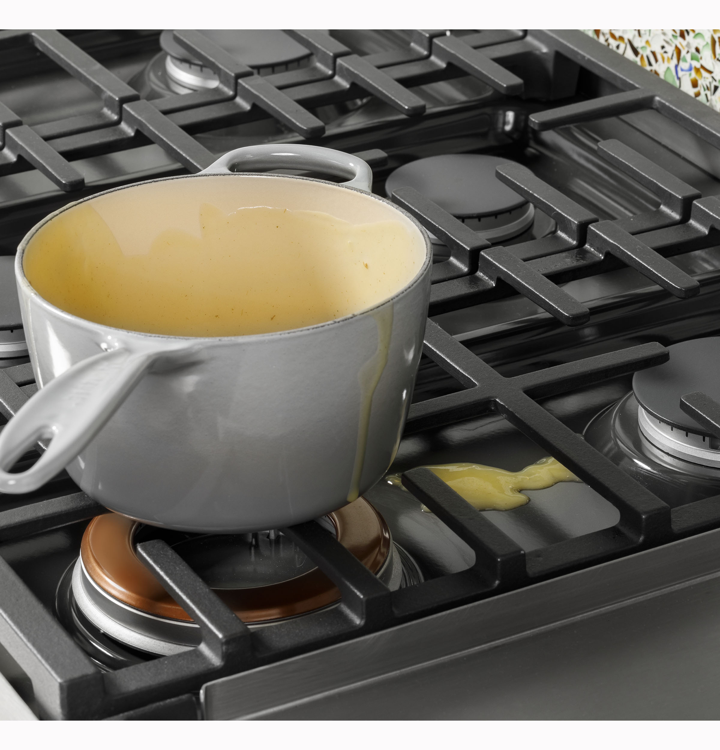 CAFÉ™ 48" Commercial-Style Gas Rangetop with 6 Burners and Integrated Griddle (Natural Gas) CGU486P2TS1