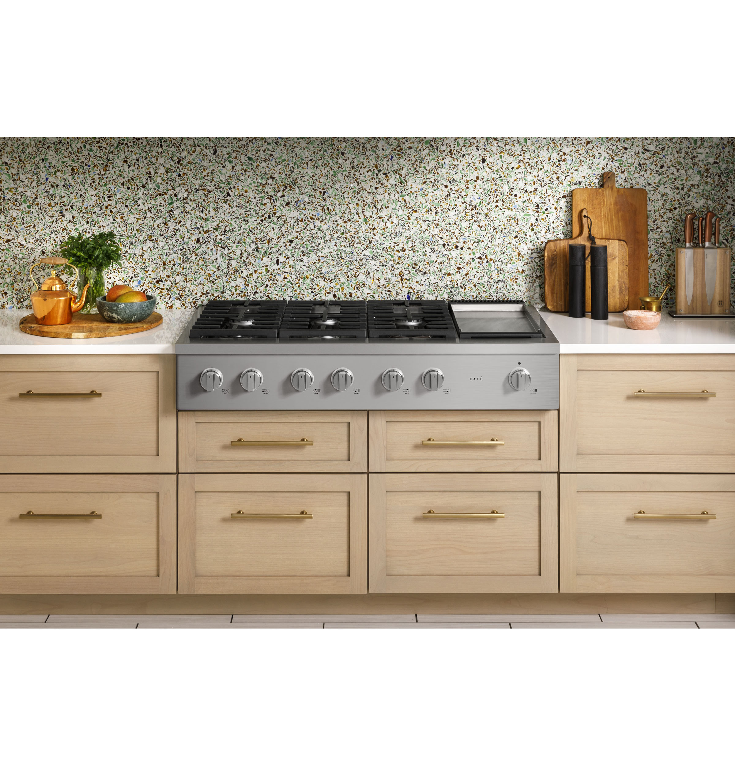 CAFÉ™ 48" Commercial-Style Gas Rangetop with 6 Burners and Integrated Griddle (Natural Gas) CGU486P2TS1