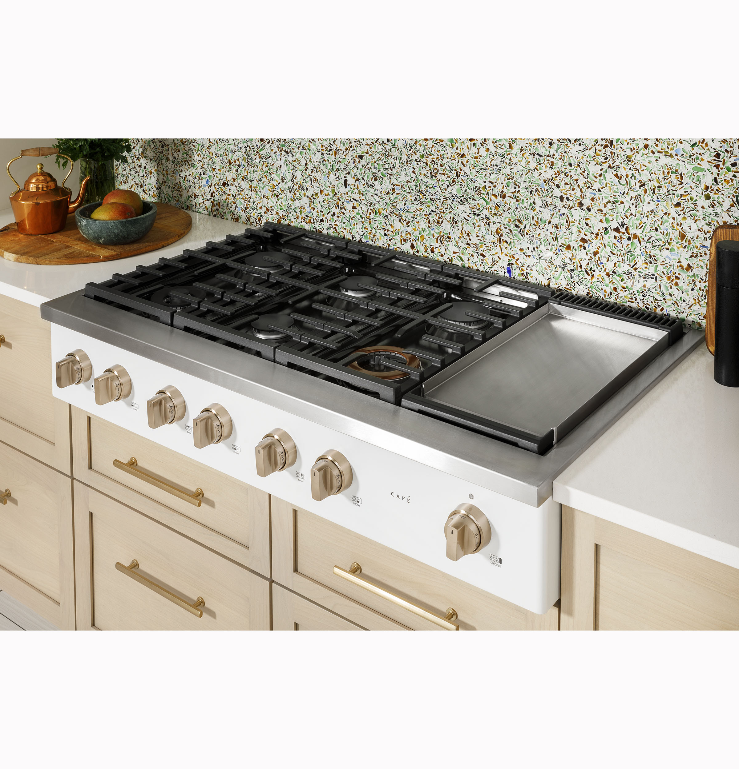CAFÉ™ 48" Commercial-Style Gas Rangetop with 6 Burners and Integrated Griddle (Natural Gas) CGU486P3TD1