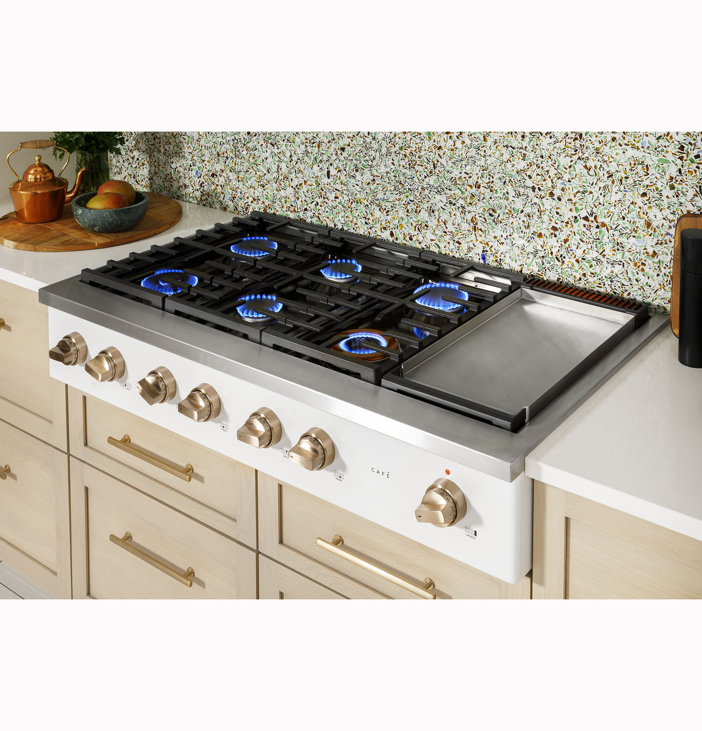 CAFÉ™ 48" Commercial-Style Gas Rangetop with 6 Burners and Integrated Griddle (Natural Gas) CGU486P3TD1
