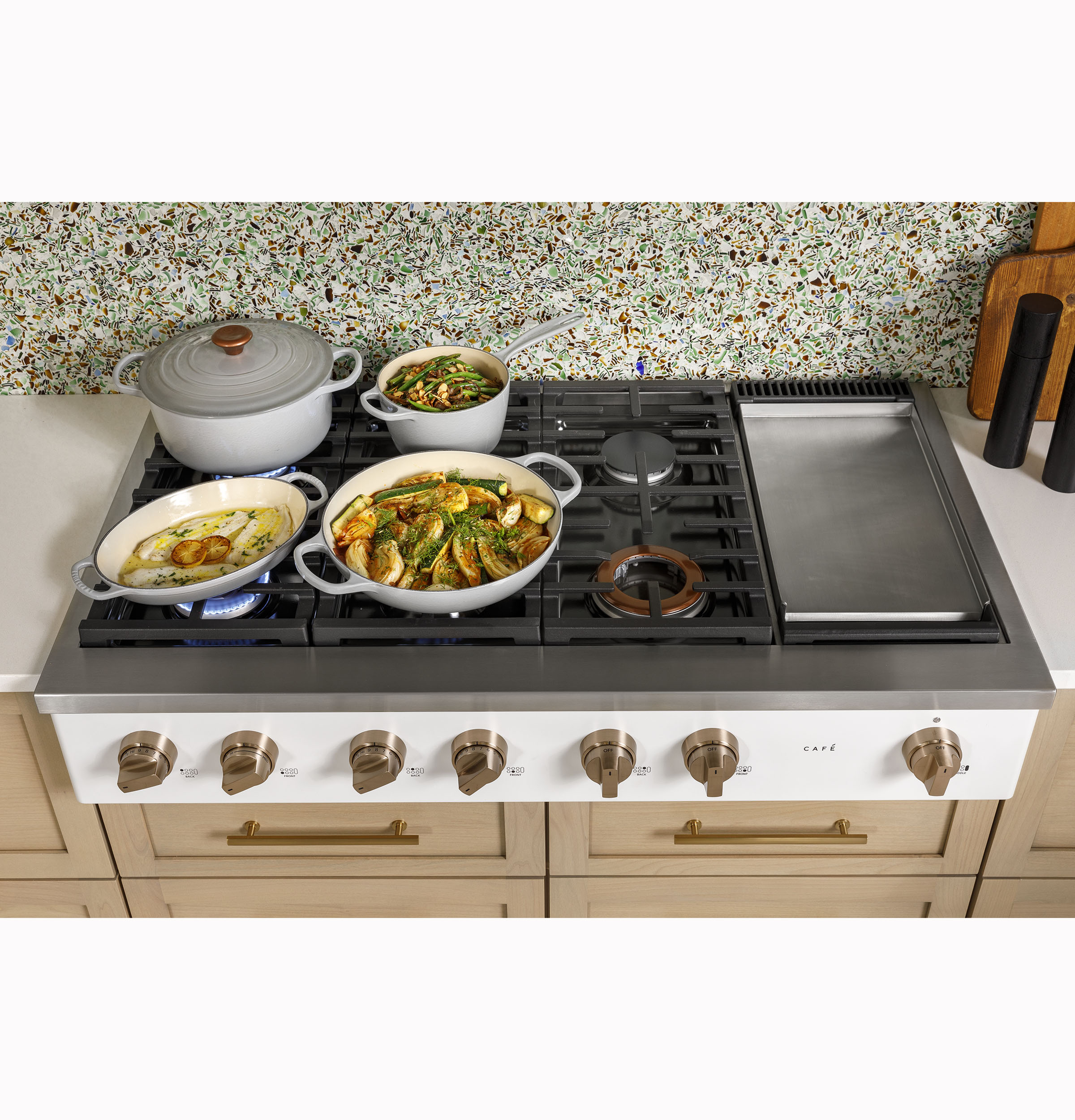 CAFÉ™ 48" Commercial-Style Gas Rangetop with 6 Burners and Integrated Griddle (Natural Gas) CGU486P3TD1