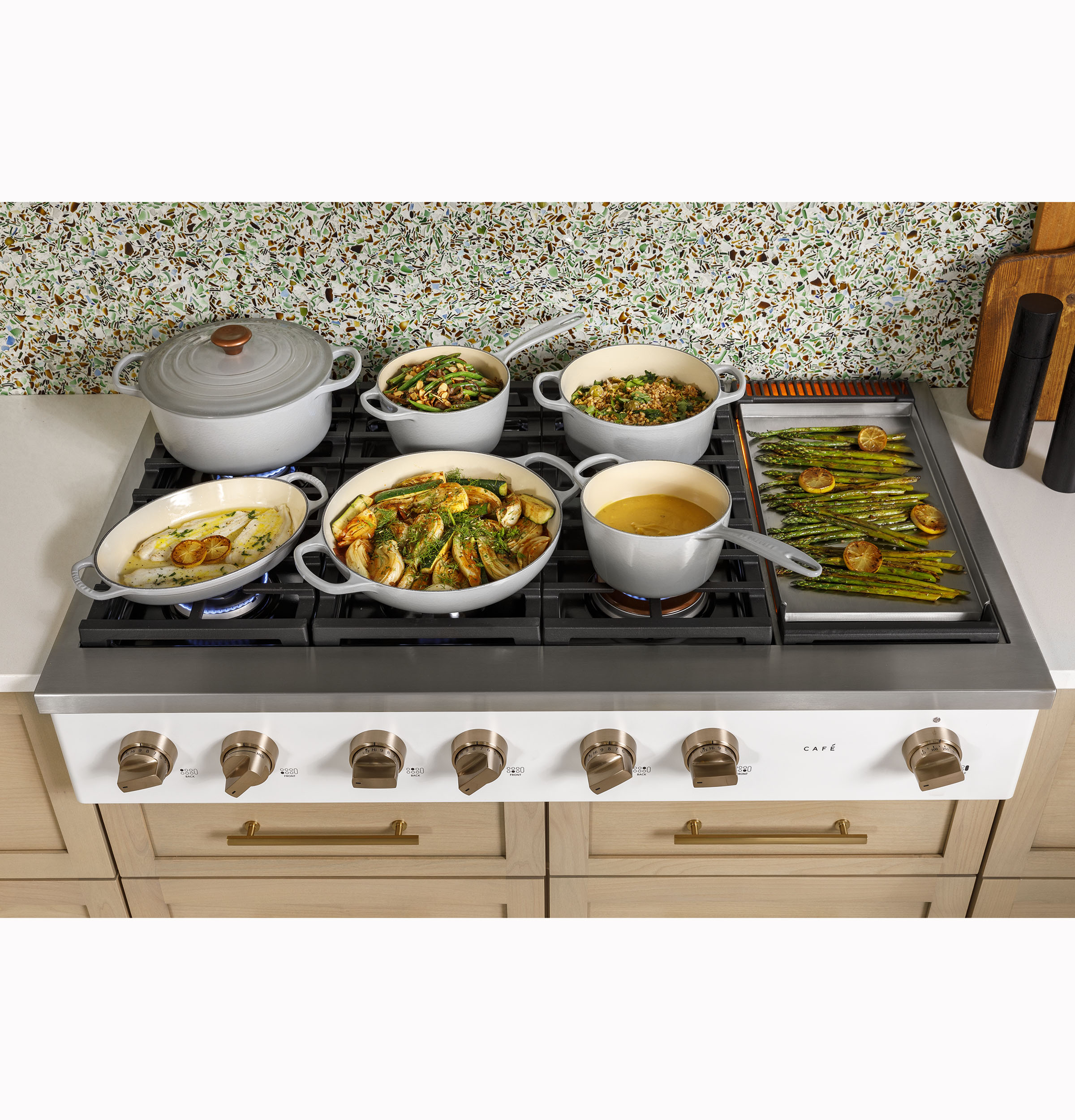 CAFÉ™ 48" Commercial-Style Gas Rangetop with 6 Burners and Integrated Griddle (Natural Gas) CGU486P3TD1