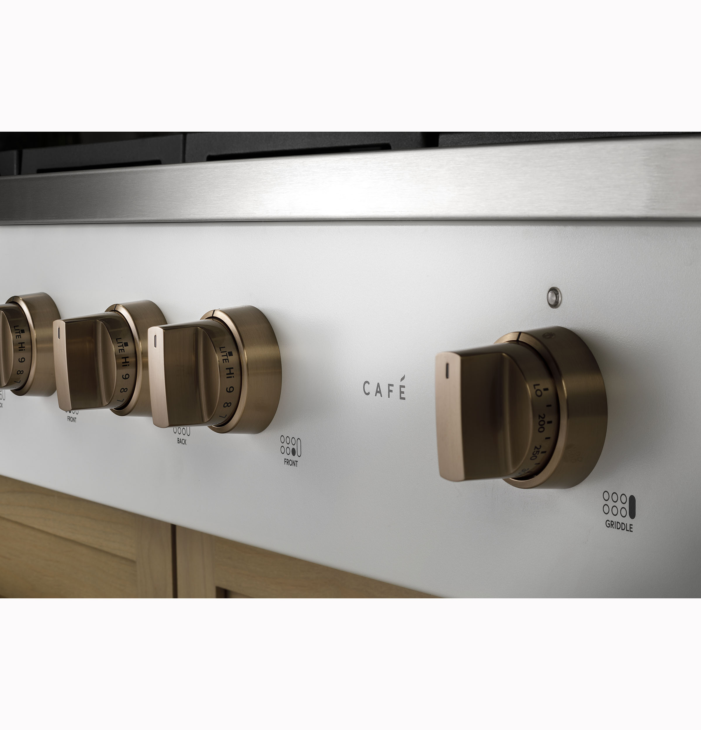 CAFÉ™ 48" Commercial-Style Gas Rangetop with 6 Burners and Integrated Griddle (Natural Gas) CGU486P3TD1