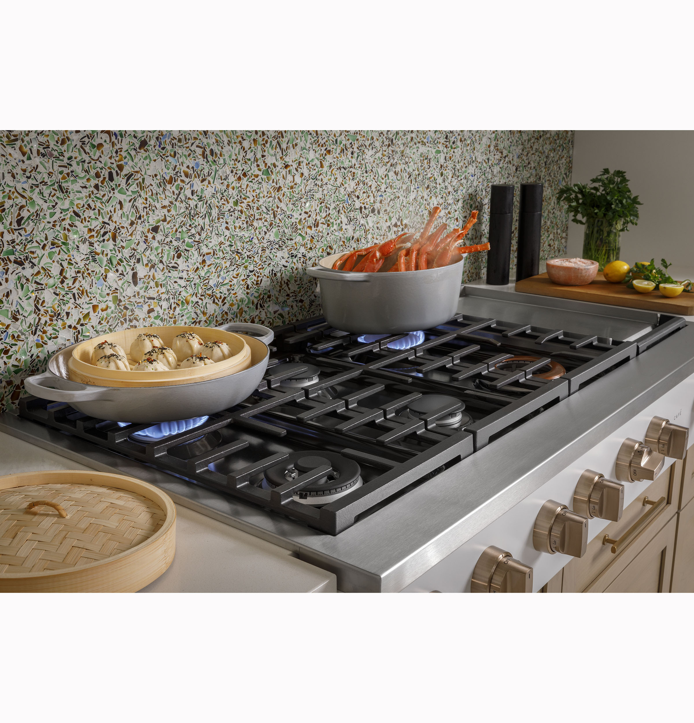 CAFÉ™ 48" Commercial-Style Gas Rangetop with 6 Burners and Integrated Griddle (Natural Gas) CGU486P3TD1