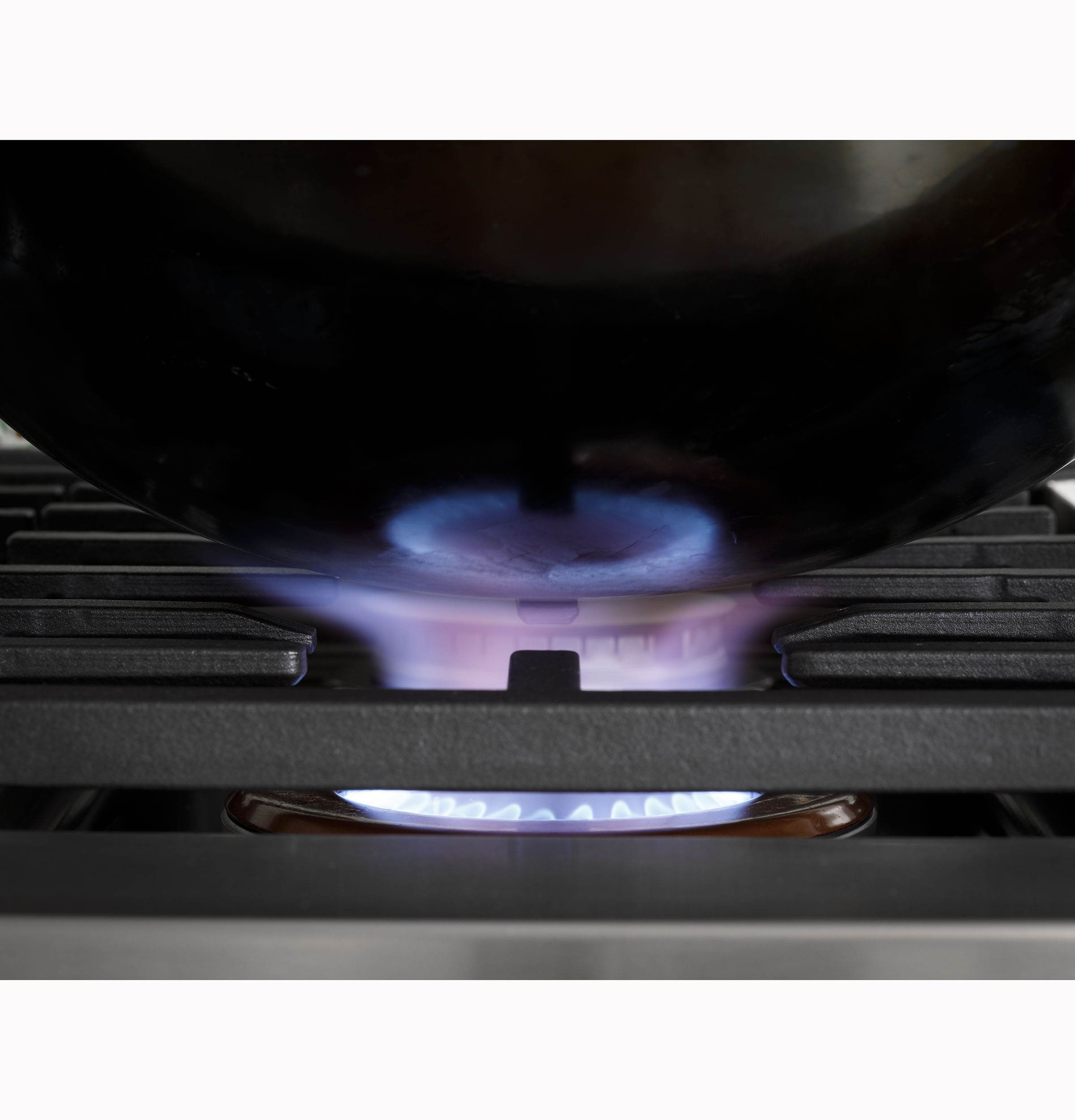 CAFÉ™ 48" Commercial-Style Gas Rangetop with 6 Burners and Integrated Griddle (Natural Gas) CGU486P3TD1