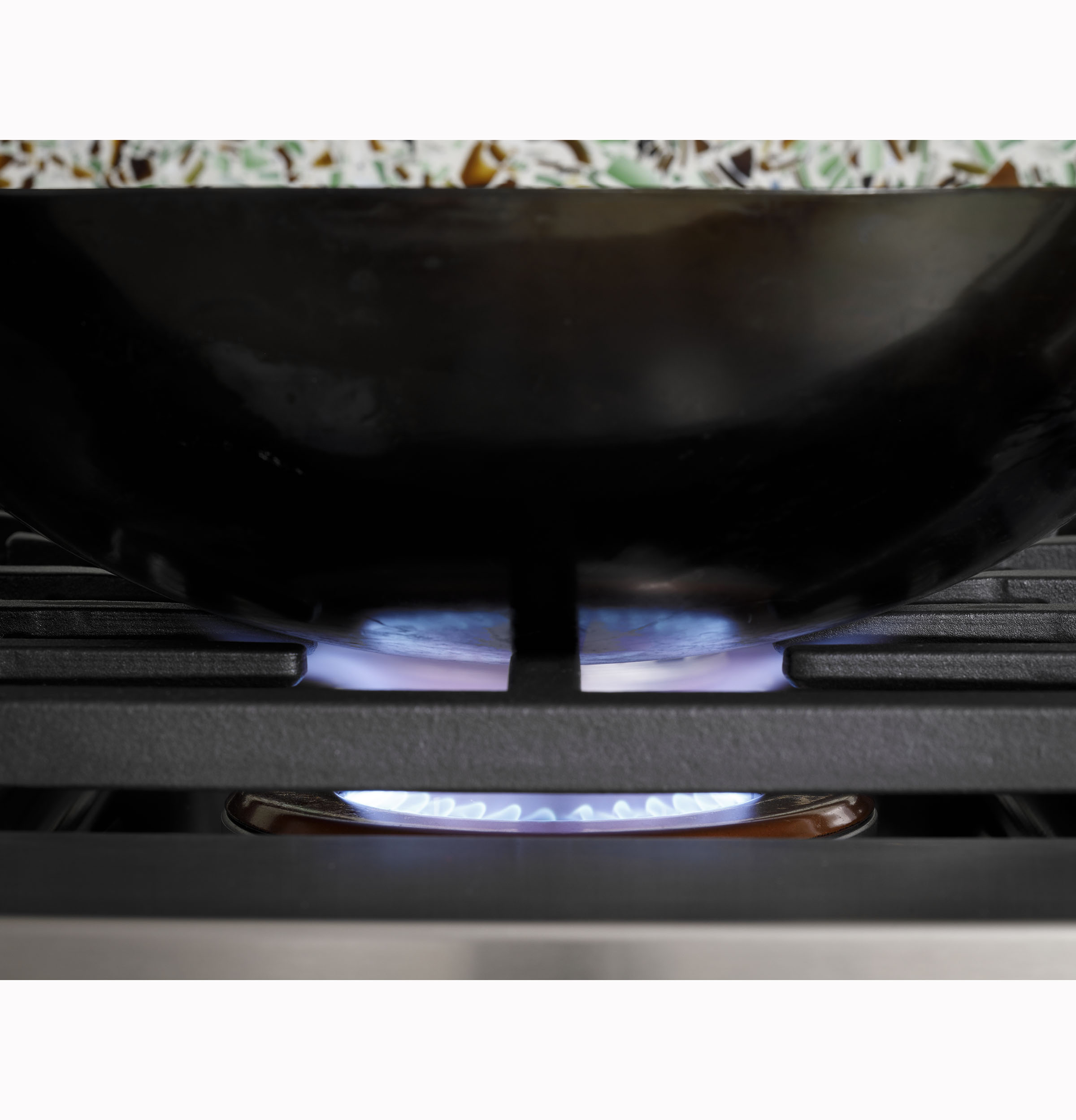 CAFÉ™ 48" Commercial-Style Gas Rangetop with 6 Burners and Integrated Griddle (Natural Gas) CGU486P3TD1