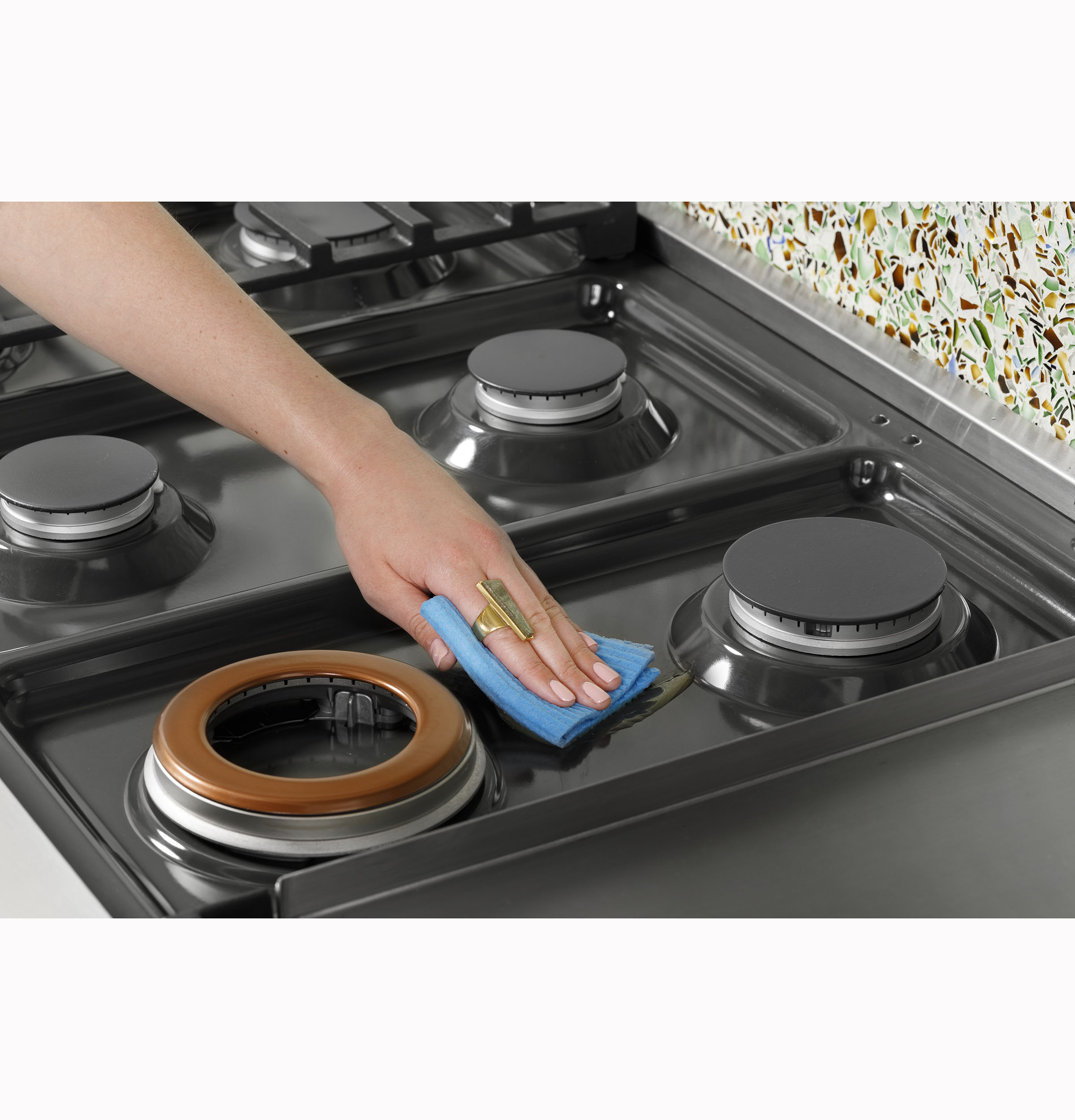 CAFÉ™ 48" Commercial-Style Gas Rangetop with 6 Burners and Integrated Griddle (Natural Gas) CGU486P3TD1