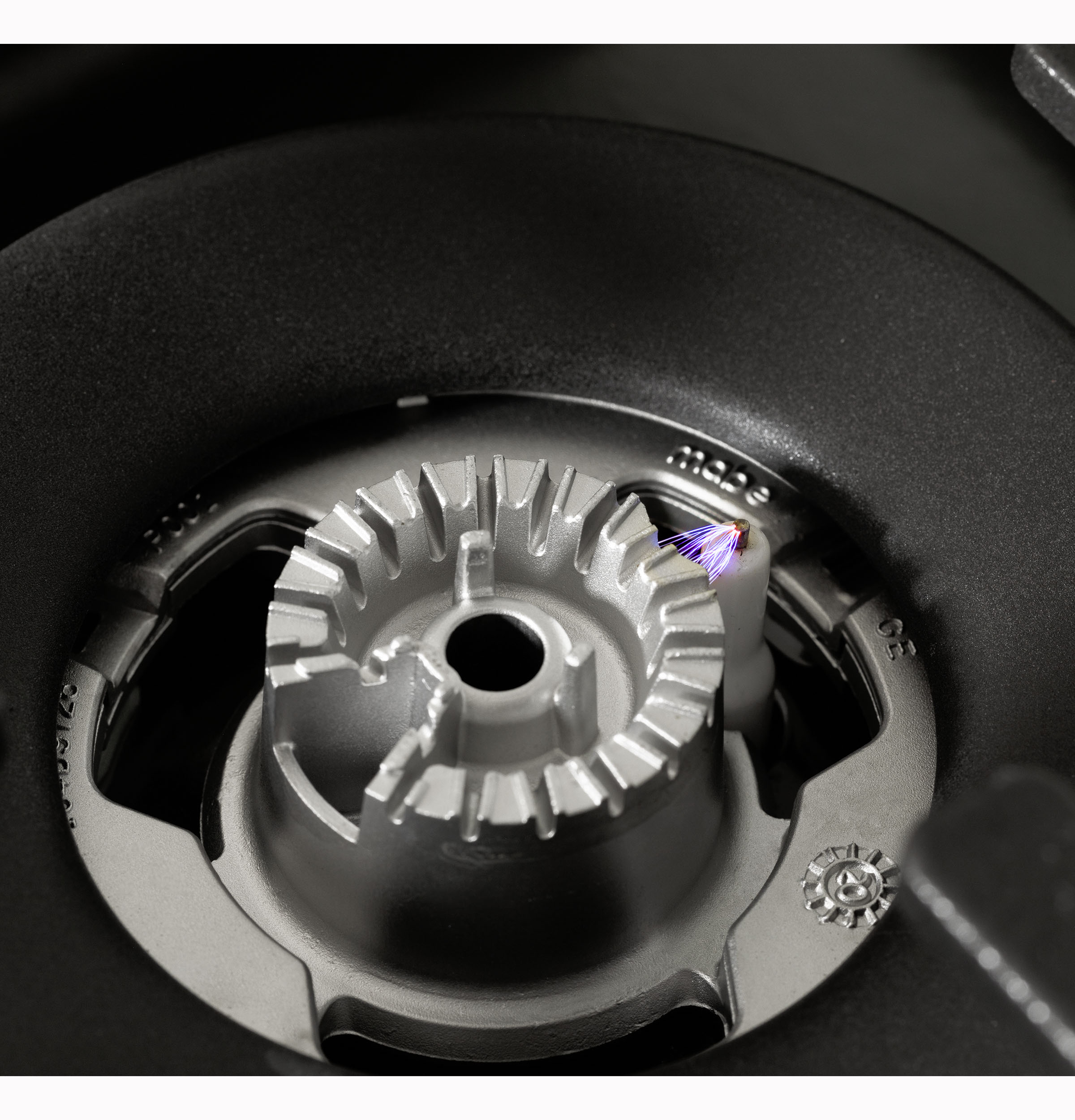 CAFÉ™ 48" Commercial-Style Gas Rangetop with 6 Burners and Integrated Griddle (Natural Gas) CGU486P3TD1