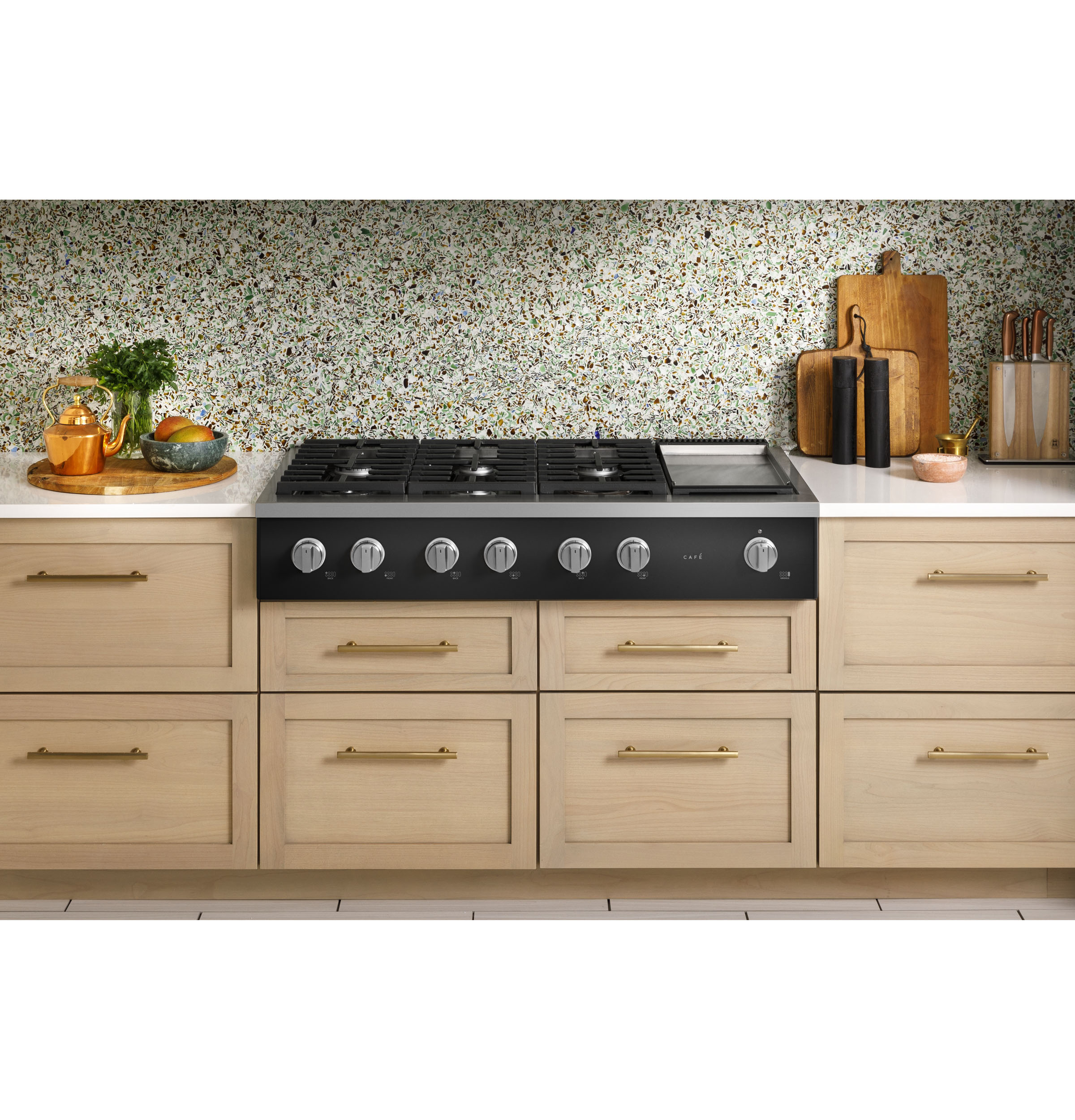 CAFÉ™ 48" Commercial-Style Gas Rangetop with 6 Burners and Integrated Griddle (Natural Gas) CGU486P3TD1