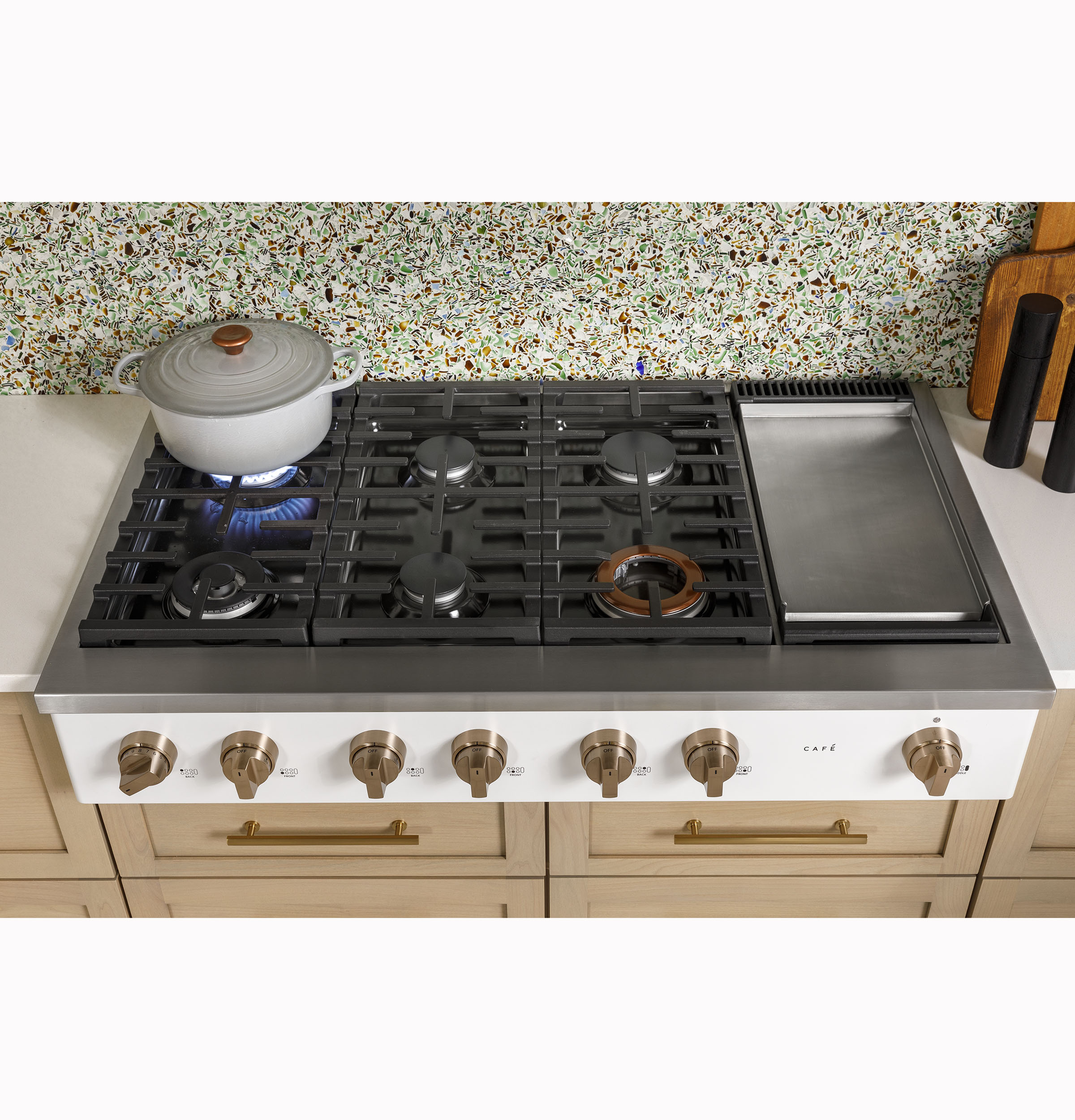 CAFÉ™ 48" Commercial-Style Gas Rangetop with 6 Burners and Integrated Griddle (Natural Gas) CGU486P4TW2