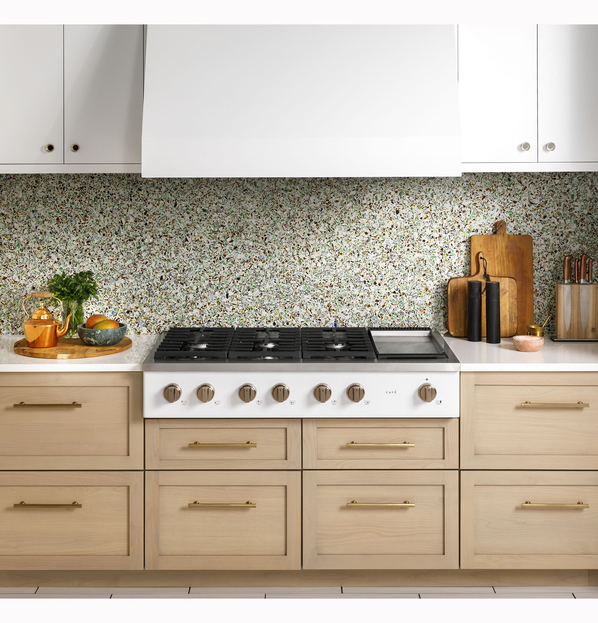 CAFÉ™ 48" Commercial-Style Gas Rangetop with 6 Burners and Integrated Griddle (Natural Gas) CGU486P4TW2