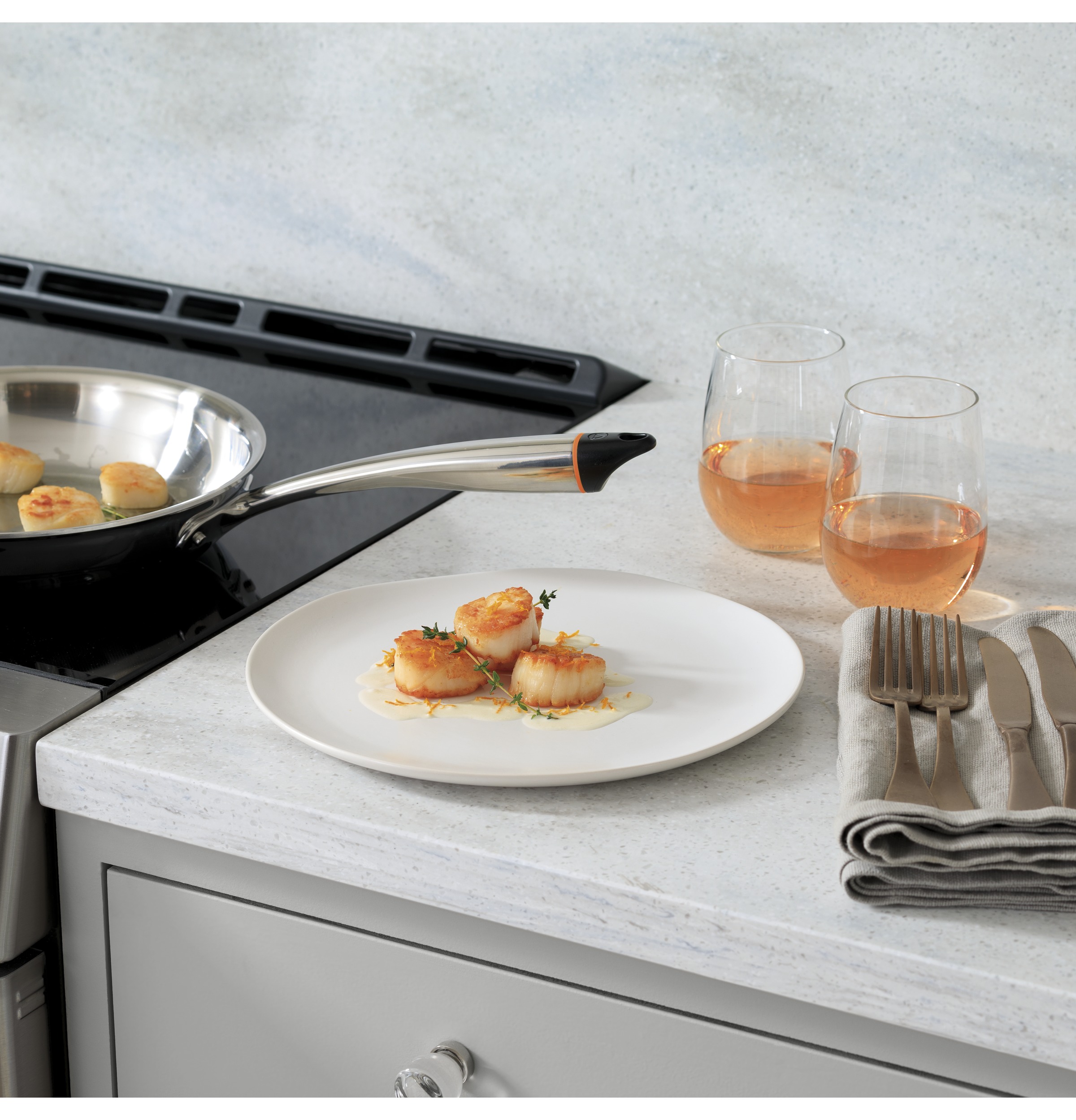 CAFÉ™ 30" Smart Slide-In, Front-Control, Induction and Convection Range with Warming Drawer CHS900P2MS1