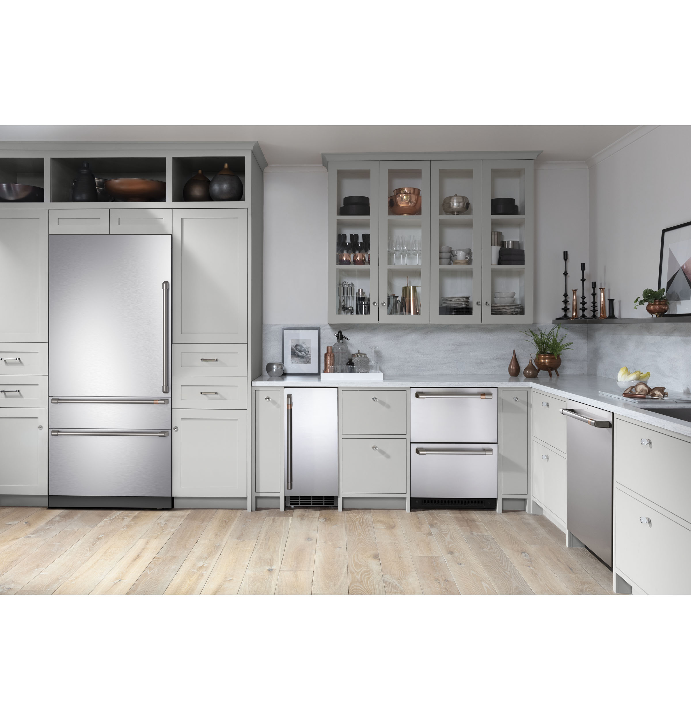 CAFÉ™ 36" Integrated Bottom-Freezer Refrigerator CIC36LP2VS1