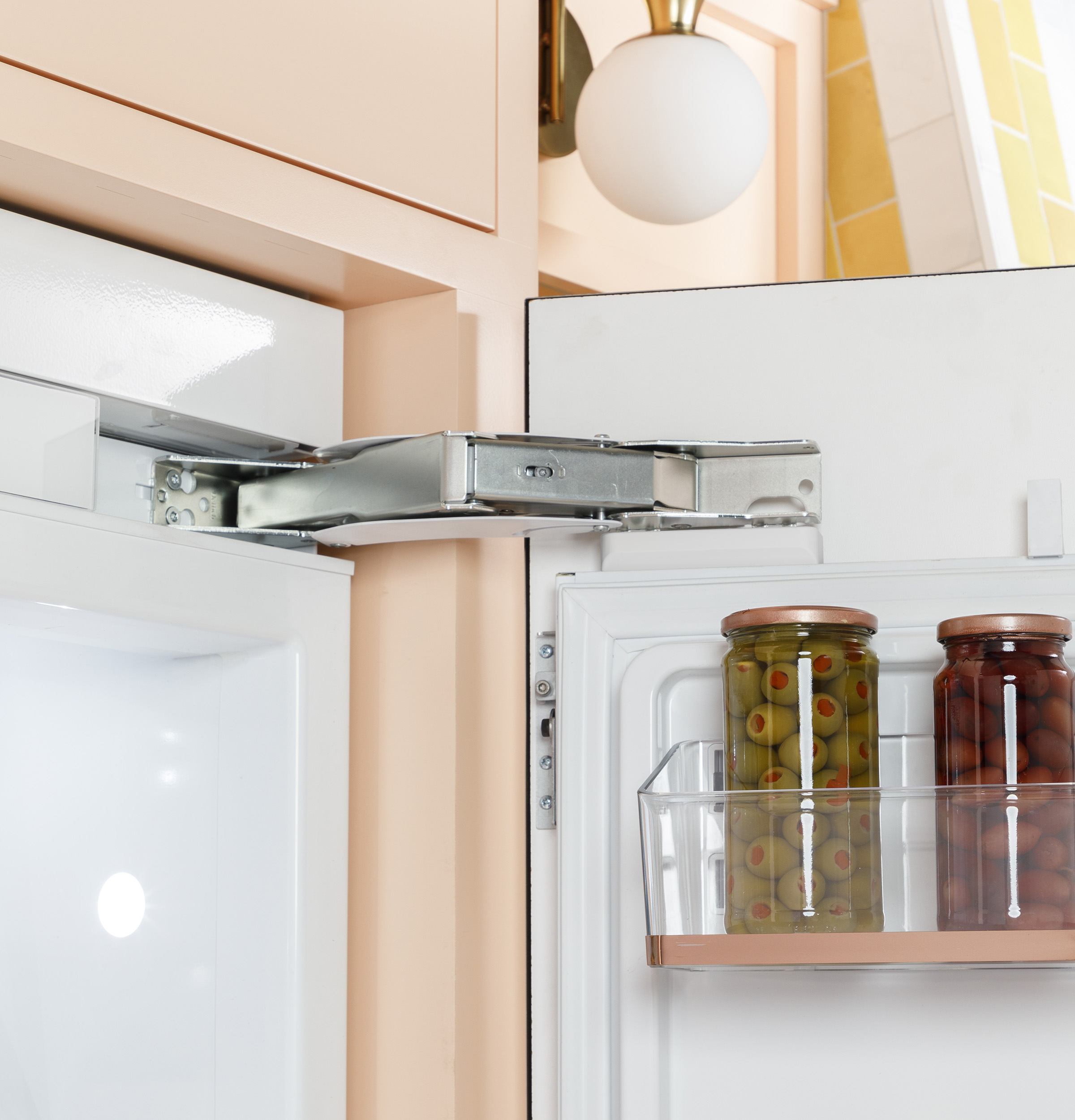 CAFÉ™ 36" Integrated Bottom-Freezer Refrigerator CIC36RP2VS1