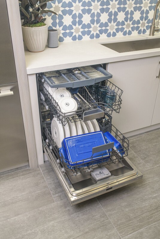Emerald 24" Top Control Smart Built-In Stainless Steel Tub Dishwasher with 3rd Rack and PowerBoost, 48 dBA DWHD640EPR