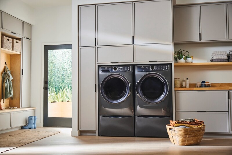 Front Load Perfect Steam Gas Dryer with LuxCare Dry and Instant Refresh – 8.0 Cu. Ft. ELFG7637AT