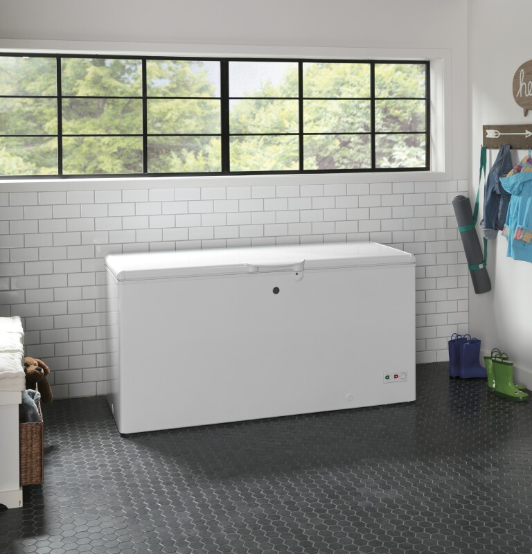 15.7 Cu. Ft. Manual Defrost Chest Freezer FCM16SLWW