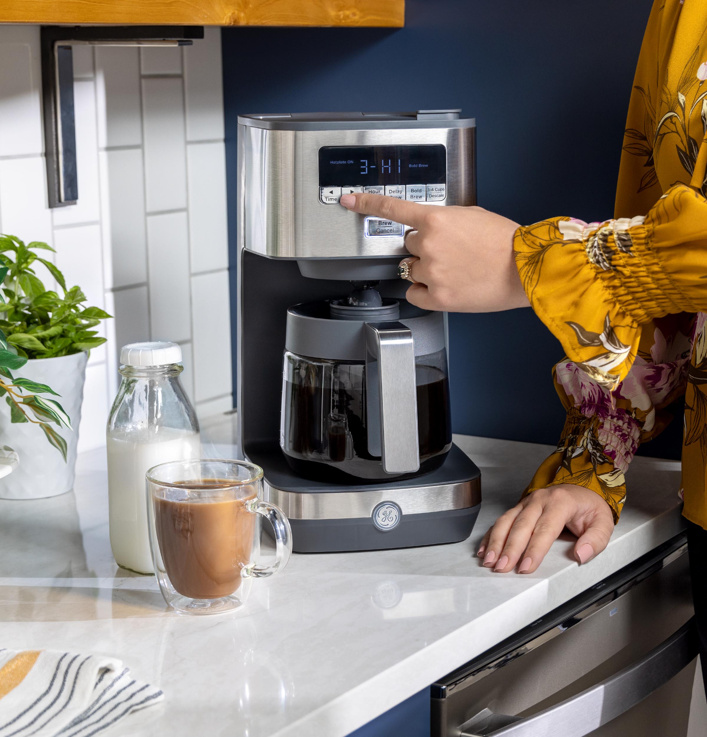 12 Cup Drip Coffee Maker with Adjustable Keep Warm Plate G7CDAASSTSS
