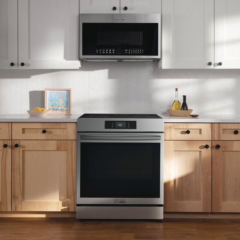 30" Front Control Induction Range with Stone-Baked Pizza GCFI3070BF