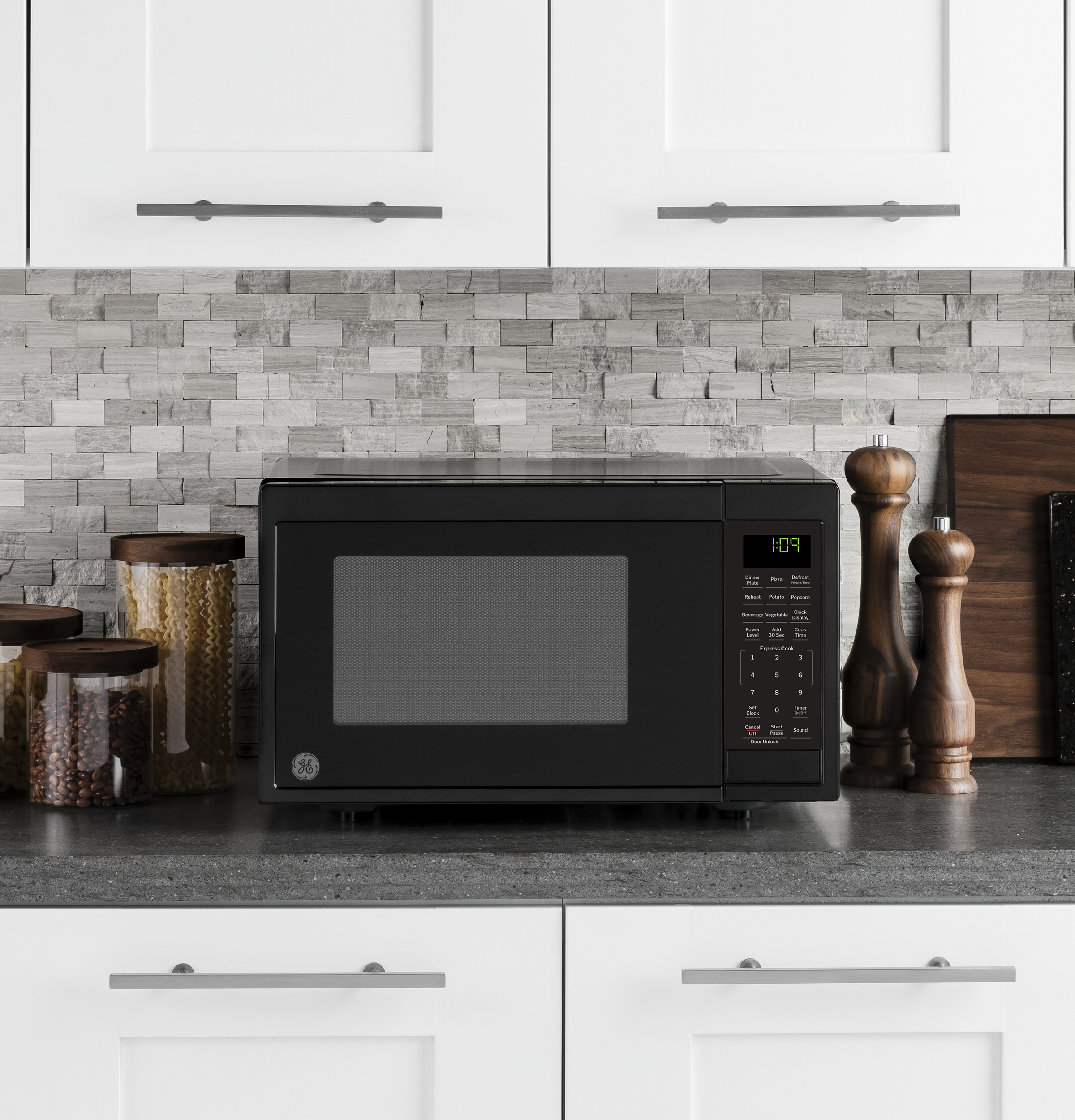 0.9 Cu. Ft. Capacity Countertop Microwave Oven GCST09N1WBB