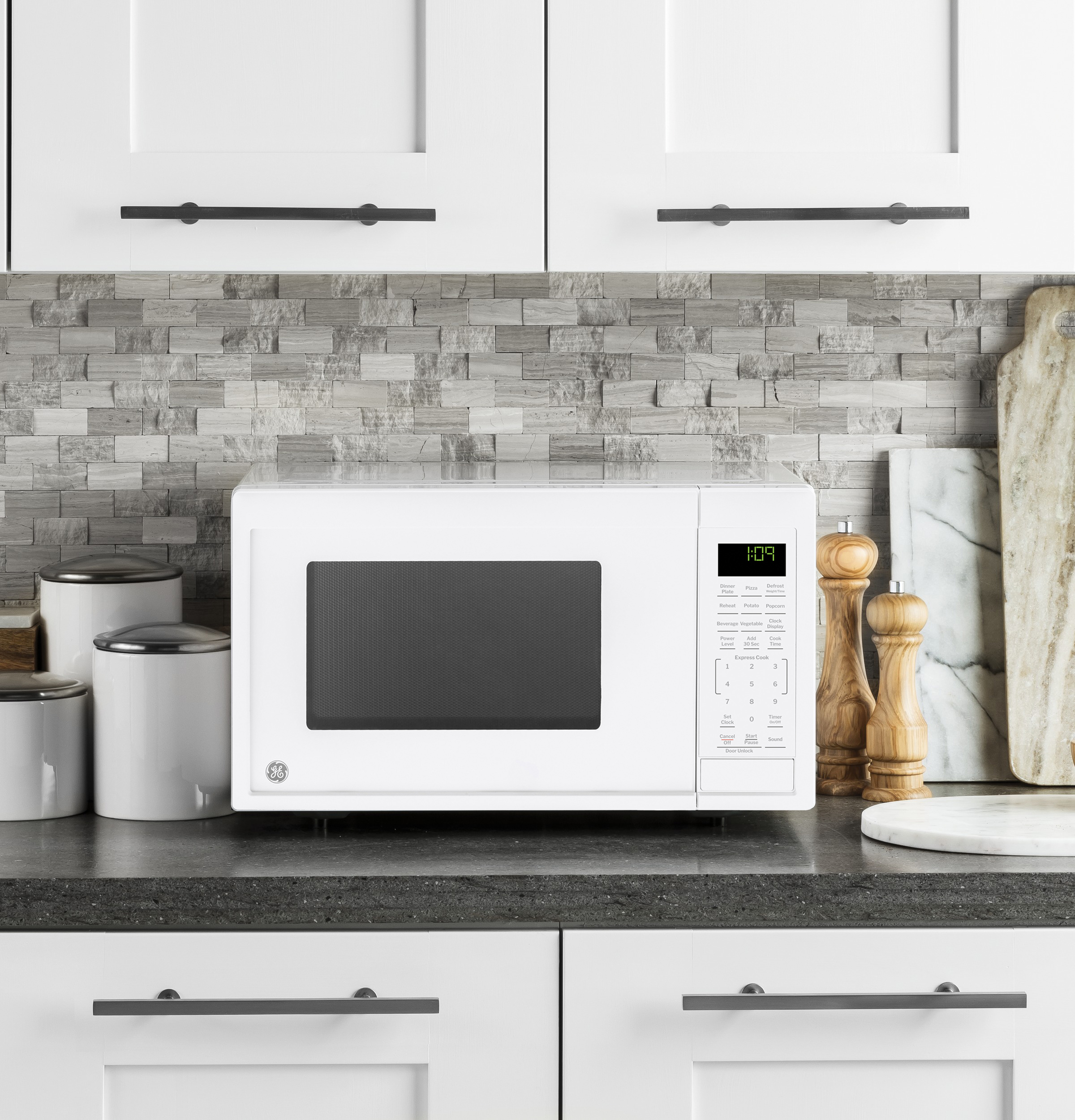 0.9 Cu. Ft. Capacity Countertop Microwave Oven GCST09N1WWW