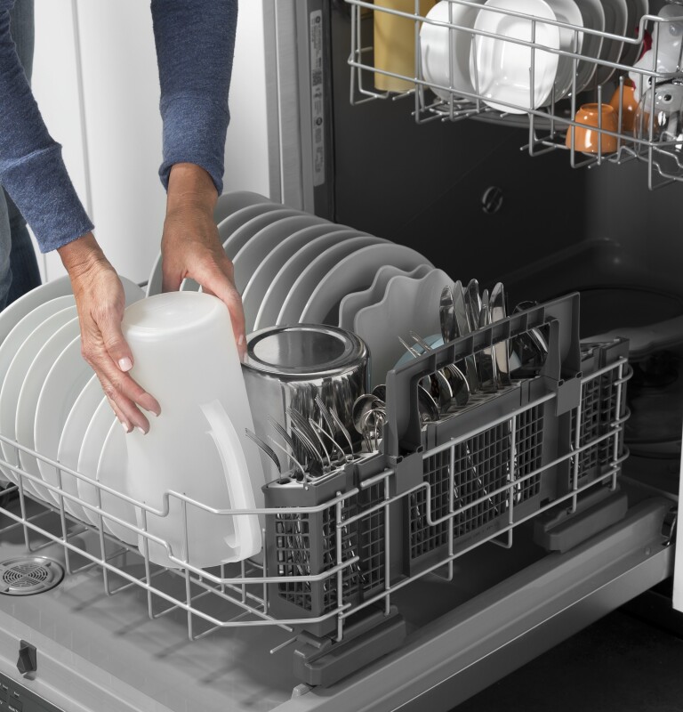 Front Control with Plastic Interior Dishwasher with Sanitize Cycle & Dry Boost GDF630PSMSS