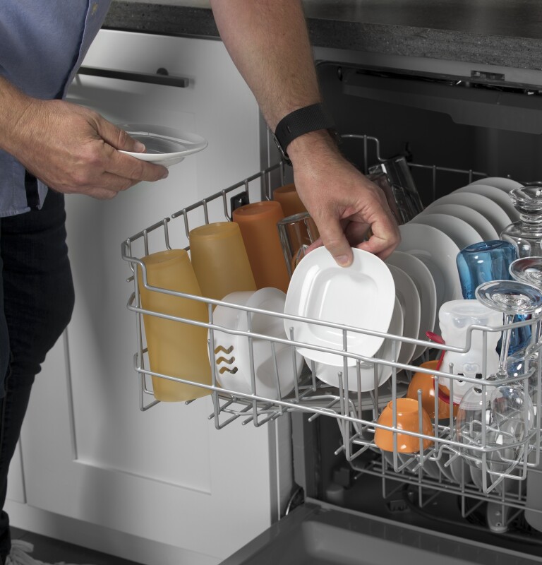 Front Control with Plastic Interior Dishwasher with Sanitize Cycle & Dry Boost GDF630PSMSS