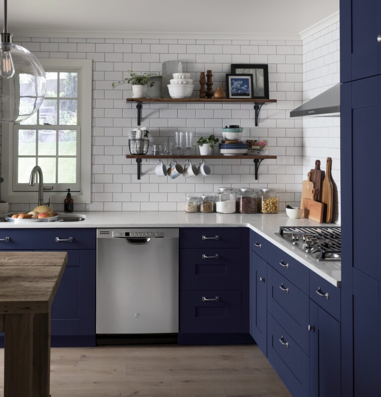 Front Control with Plastic Interior Dishwasher with Sanitize Cycle & Dry Boost GDF630PSMSS